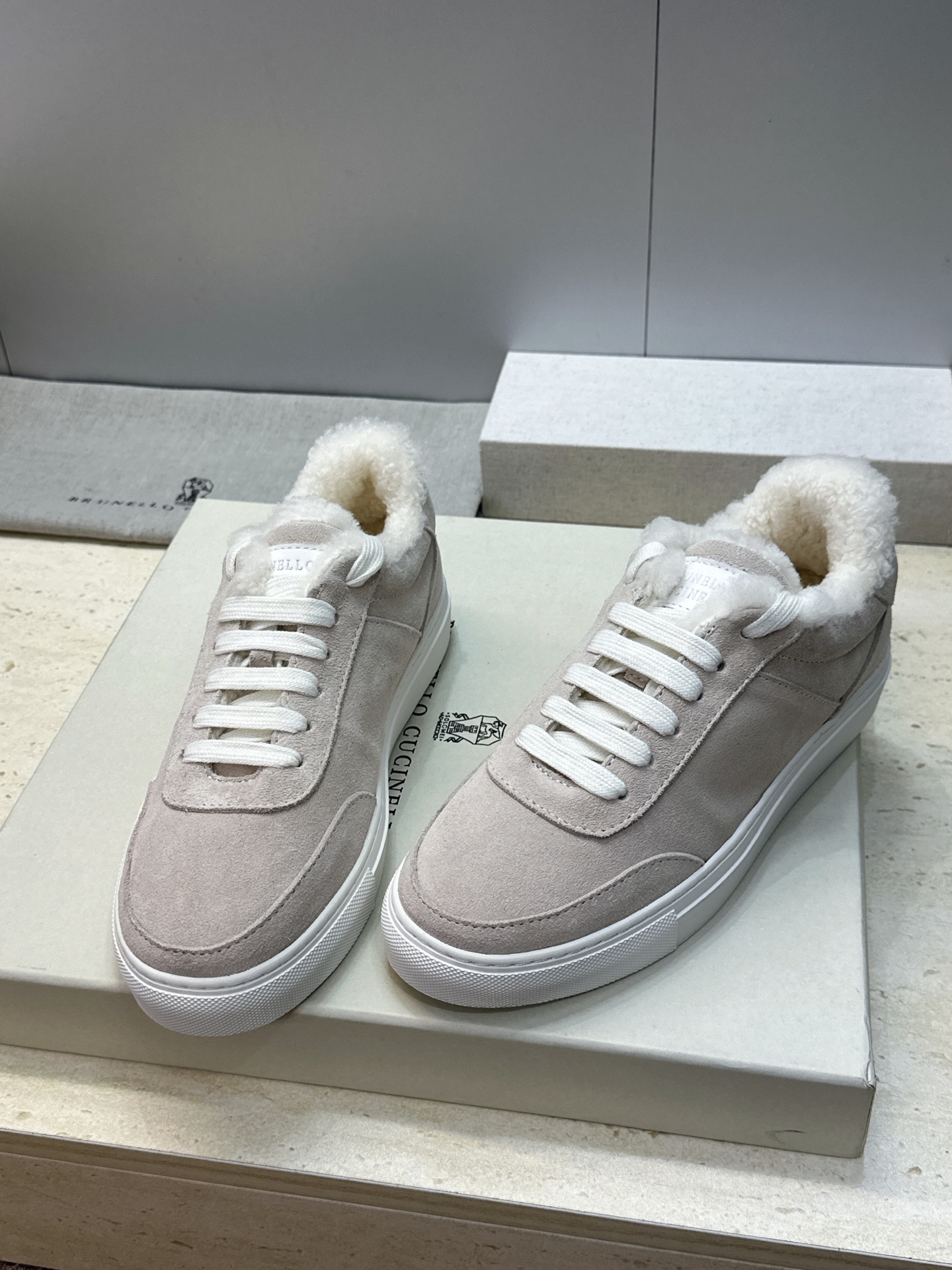 BRUNELLO CUCINELLI 2026秋冬新款拼色系带羊羔毛女鞋 BC字母logo平底圆头休闲运动滑板跑鞋  材