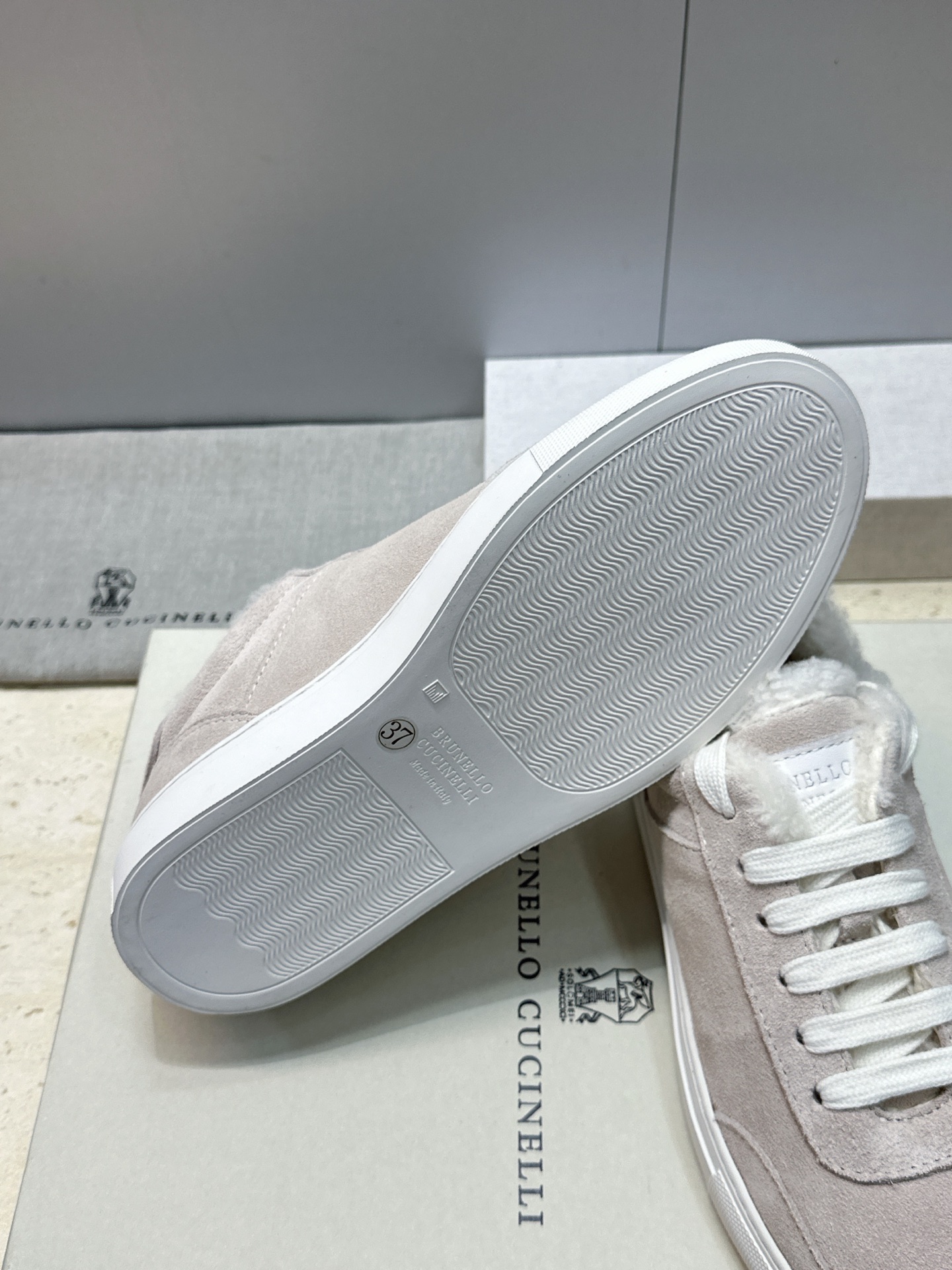 BRUNELLO CUCINELLI 2026秋冬新款拼色系带羊羔毛女鞋 BC字母logo平底圆头休闲运动滑板跑鞋  材