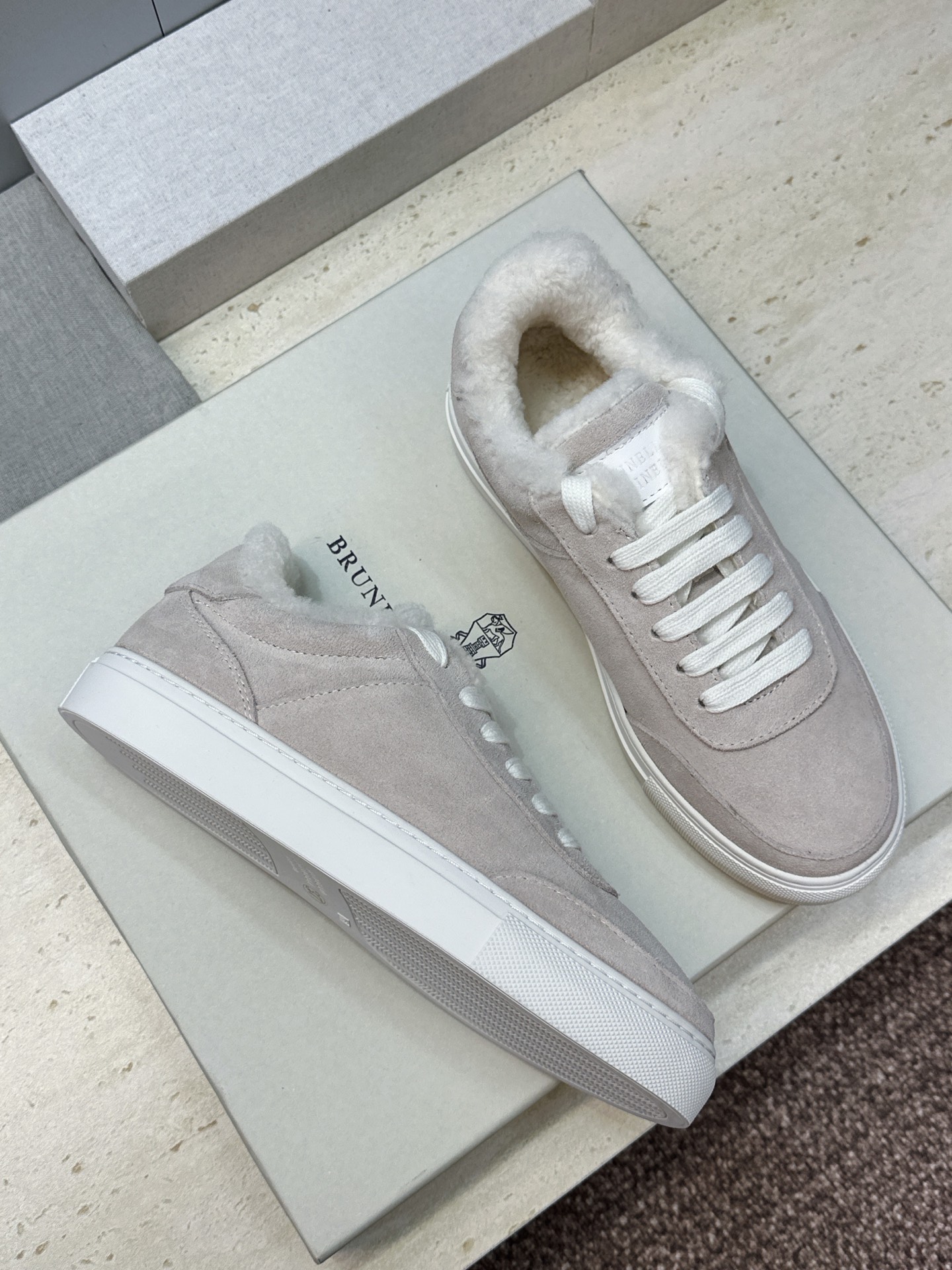 BRUNELLO CUCINELLI 2026秋冬新款拼色系带羊羔毛女鞋 BC字母logo平底圆头休闲运动滑板跑鞋  材