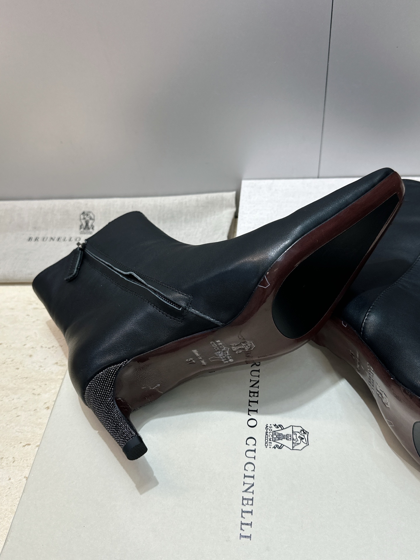 Brunello Cucineli 布鲁内诺库奇内利2026秋冬新款侧拉链女短靴 BC字母logo标志性串珠高跟方头机车 Brunello Cucineli 布鲁内诺库奇内利2026秋冬新款侧拉链女短靴 BC字母logo标志性串珠高跟方头机车