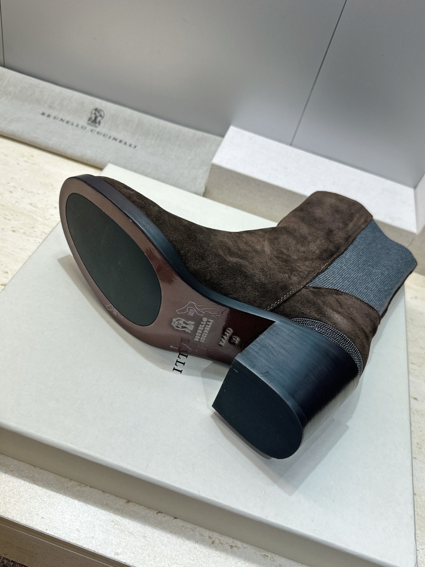 Brunello Cucineli 布鲁内诺库奇内利2026秋冬新款切尔西粗跟弹力女短靴 BC字母logo标志性串珠高跟