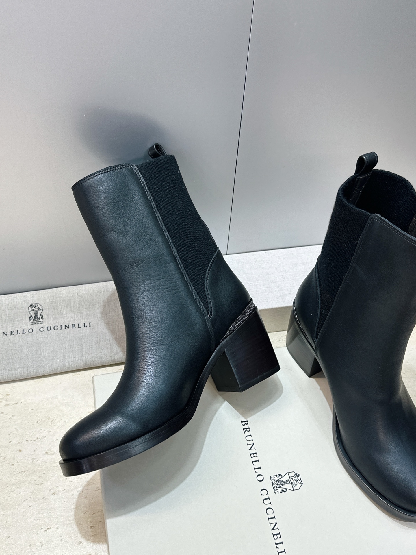 Brunello Cucineli 布鲁内诺库奇内利2026秋冬新款切尔西粗跟弹力女短靴 BC字母logo标志性串珠高跟