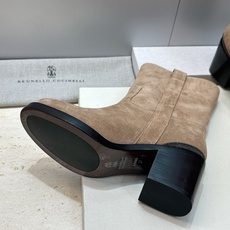 Brunello Cucineli 布鲁内诺库奇内利2026秋冬新款粗跟女短靴 BC字母logo标志性串珠高跟圆头一脚蹬 Brunello Cucineli 布鲁内诺库奇内利2026秋冬新款粗跟女短靴 BC字母logo标志性串珠高跟圆头一脚蹬