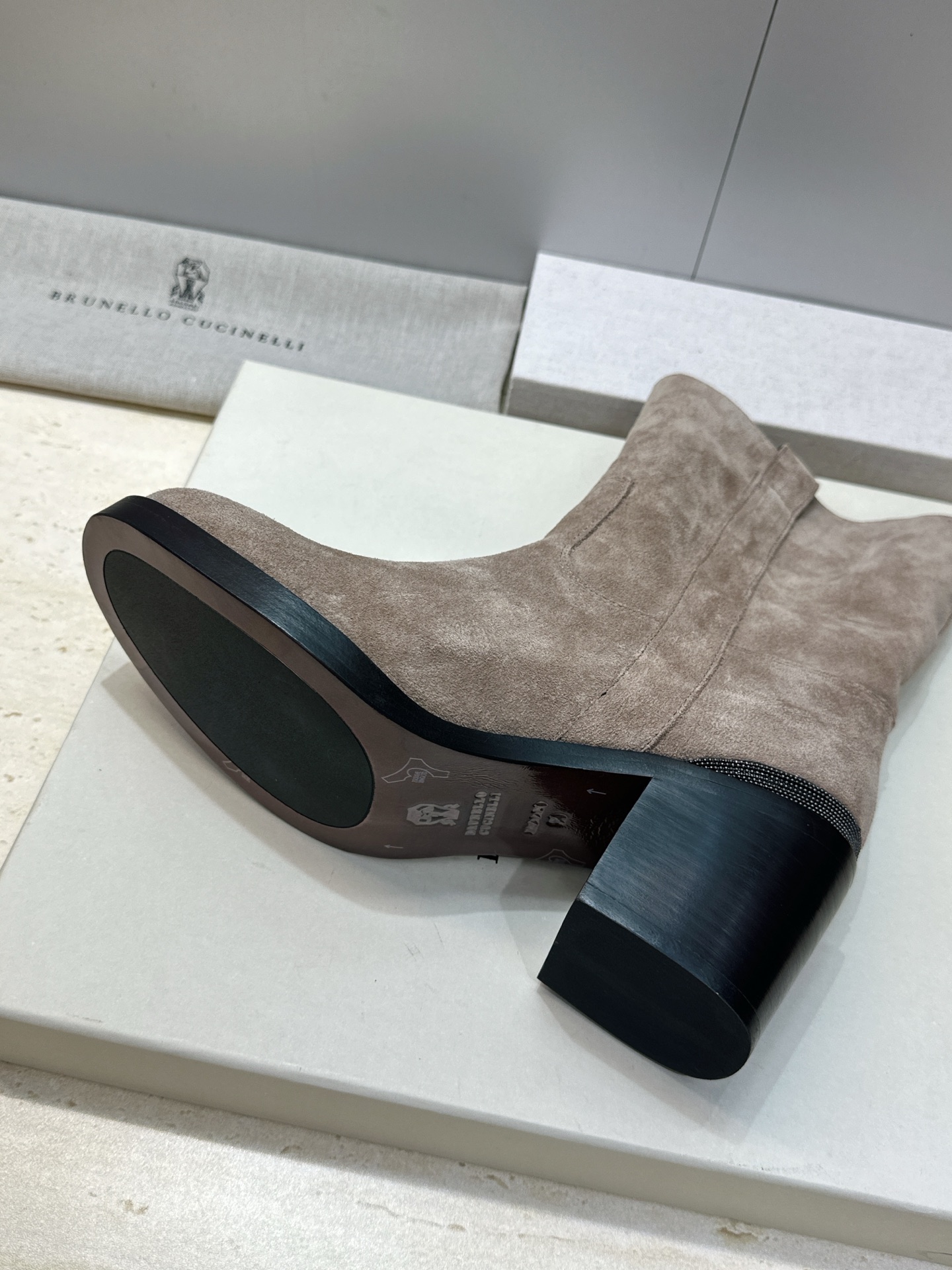 Brunello Cucineli 布鲁内诺库奇内利2026秋冬新款粗跟女短靴 BC字母logo标志性串珠高跟圆头一脚蹬 Brunello Cucineli 布鲁内诺库奇内利2026秋冬新款粗跟女短靴 BC字母logo标志性串珠高跟圆头一脚蹬