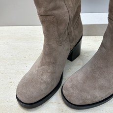 Brunello Cucineli 布鲁内诺库奇内利2026秋冬新款粗跟及膝高筒女长靴 BC字母logo标志性串珠高跟圆 Brunello Cucineli 布鲁内诺库奇内利2026秋冬新款粗跟及膝高筒女长靴 BC字母logo标志性串珠高跟圆