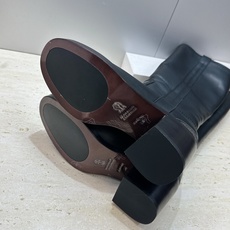 Brunello Cucineli 布鲁内诺库奇内利2026秋冬新款粗跟及膝高筒女长靴 BC字母logo标志性串珠高跟圆 Brunello Cucineli 布鲁内诺库奇内利2026秋冬新款粗跟及膝高筒女长靴 BC字母logo标志性串珠高跟圆