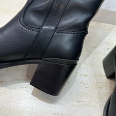 Brunello Cucineli 布鲁内诺库奇内利2026秋冬新款粗跟及膝高筒女长靴 BC字母logo标志性串珠高跟圆 Brunello Cucineli 布鲁内诺库奇内利2026秋冬新款粗跟及膝高筒女长靴 BC字母logo标志性串珠高跟圆