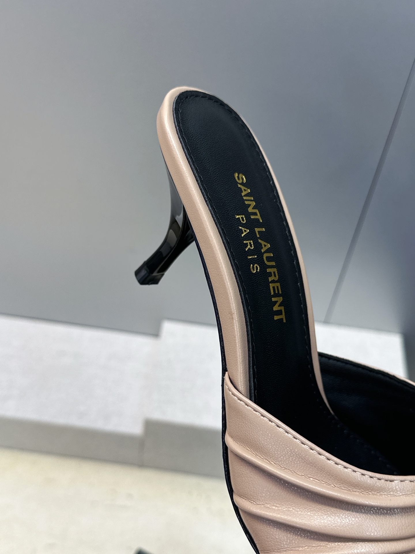 SAINT LAURENT PARIS 圣罗兰2026春夏新款中跟女鞋 YSL字母logo五金扣明星同款细根尖头一字拖 SAINT LAURENT PARIS 圣罗兰2026春夏新款中跟女鞋 YSL字母logo五金扣明星同款细根尖头一字拖