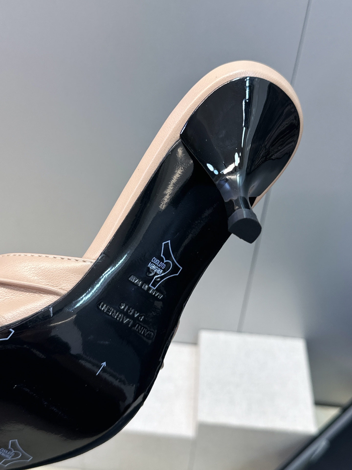 SAINT LAURENT PARIS 圣罗兰2026春夏新款中跟女鞋 YSL字母logo五金扣明星同款细根尖头一字拖 SAINT LAURENT PARIS 圣罗兰2026春夏新款中跟女鞋 YSL字母logo五金扣明星同款细根尖头一字拖
