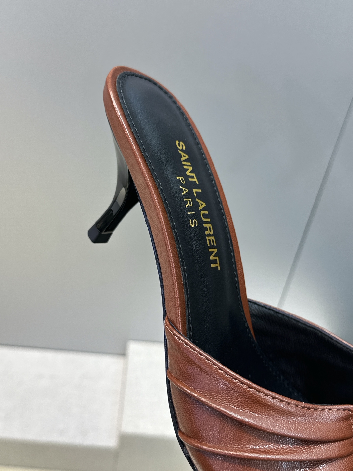 SAINT LAURENT PARIS 圣罗兰2026春夏新款中跟女鞋  YSL字母logo五金扣明星同款细根尖头一字拖