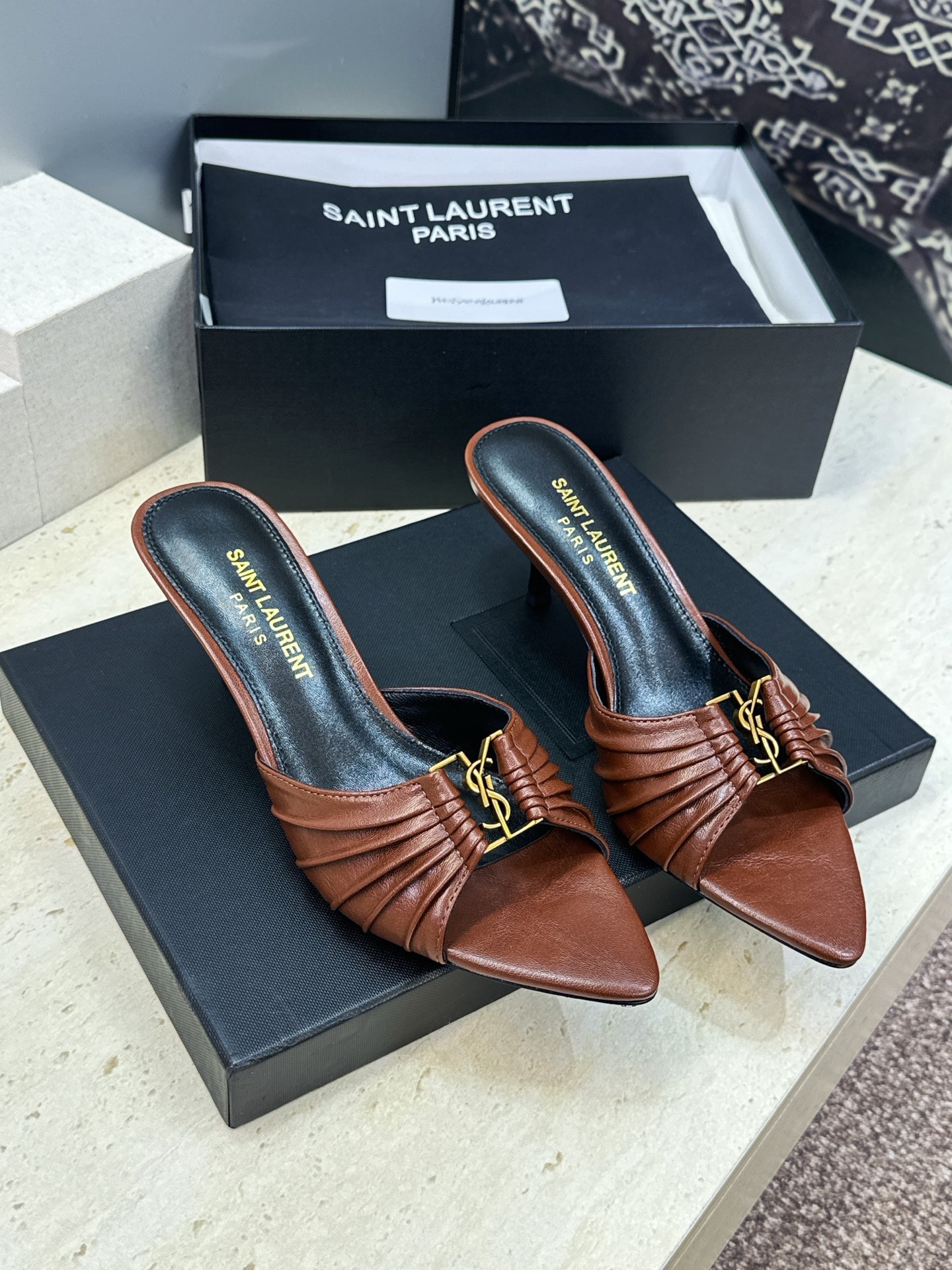 SAINT LAURENT PARIS 圣罗兰2026春夏新款中跟女鞋  YSL字母logo五金扣明星同款细根尖头一字拖