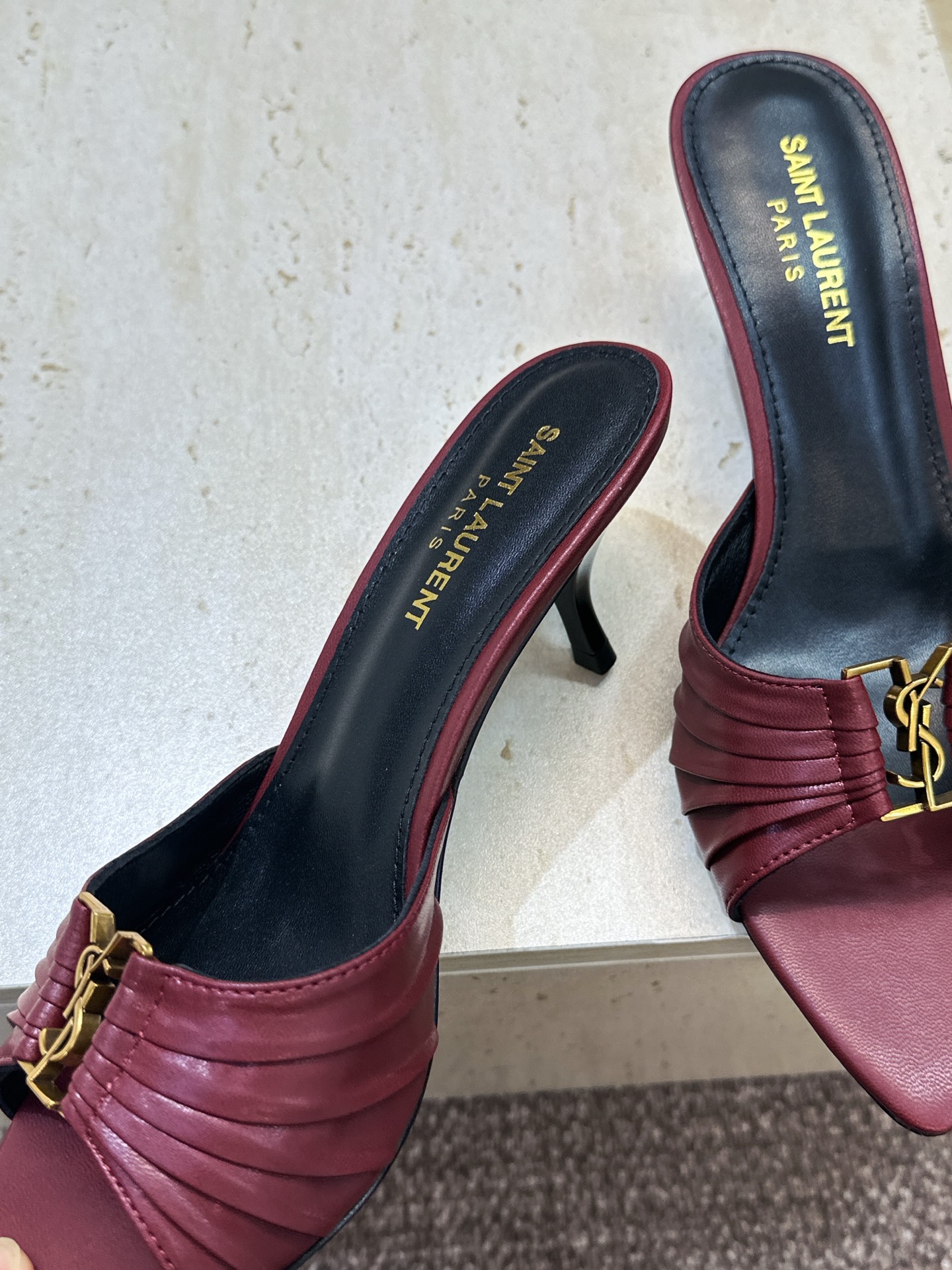 SAINT LAURENT PARIS 圣罗兰2026春夏新款中跟女鞋 YSL字母logo五金扣明星同款细根尖头一字拖 SAINT LAURENT PARIS 圣罗兰2026春夏新款中跟女鞋 YSL字母logo五金扣明星同款细根尖头一字拖