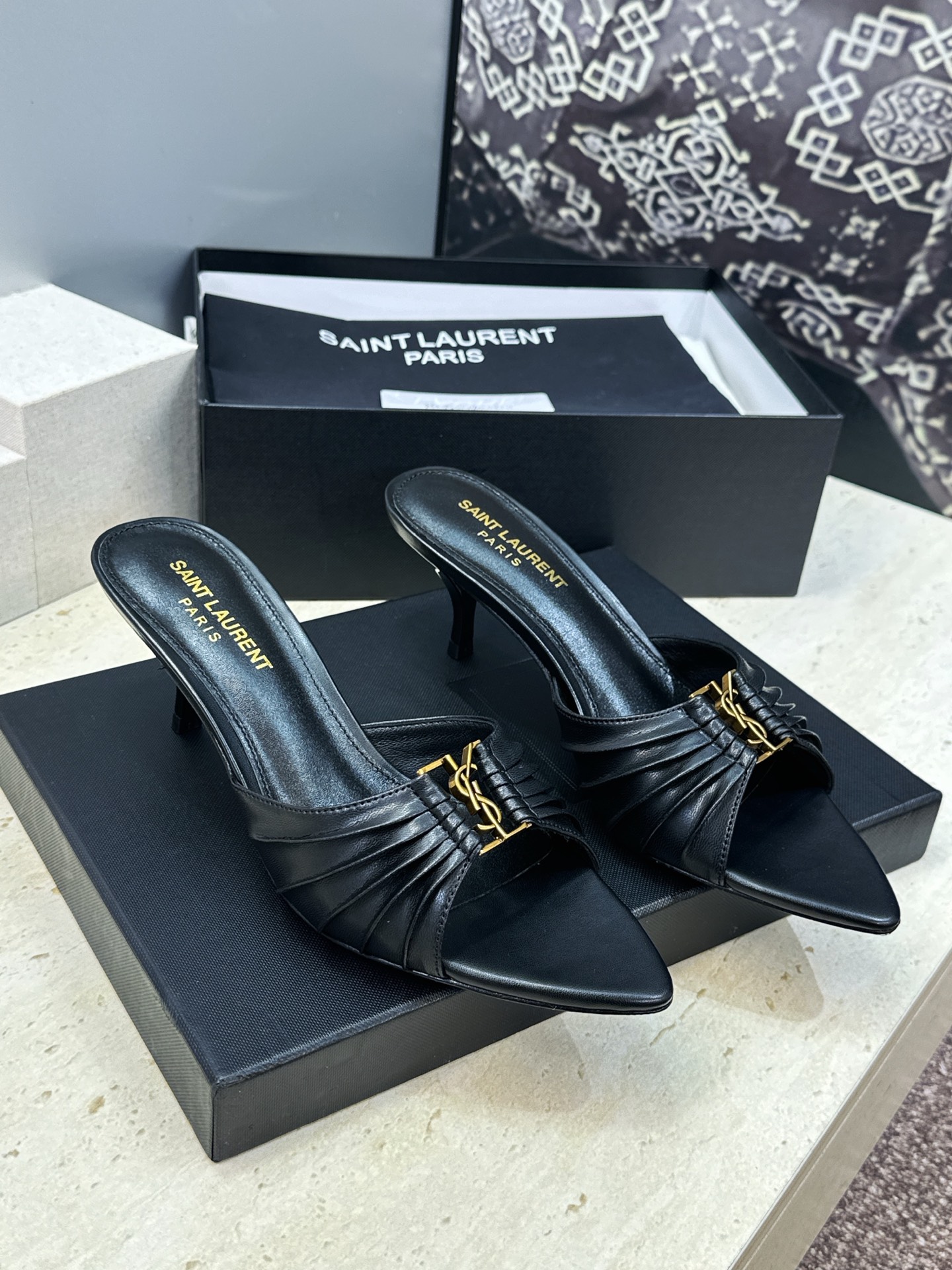 SAINT LAURENT PARIS 圣罗兰2026春夏新款中跟女鞋  YSL字母logo五金扣明星同款细根尖头一字拖