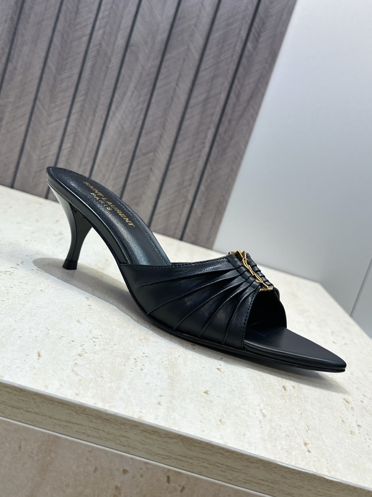 SAINT LAURENT PARIS 圣罗兰2026春夏新款中跟女鞋  YSL字母logo五金扣明星同款细根尖头一字拖