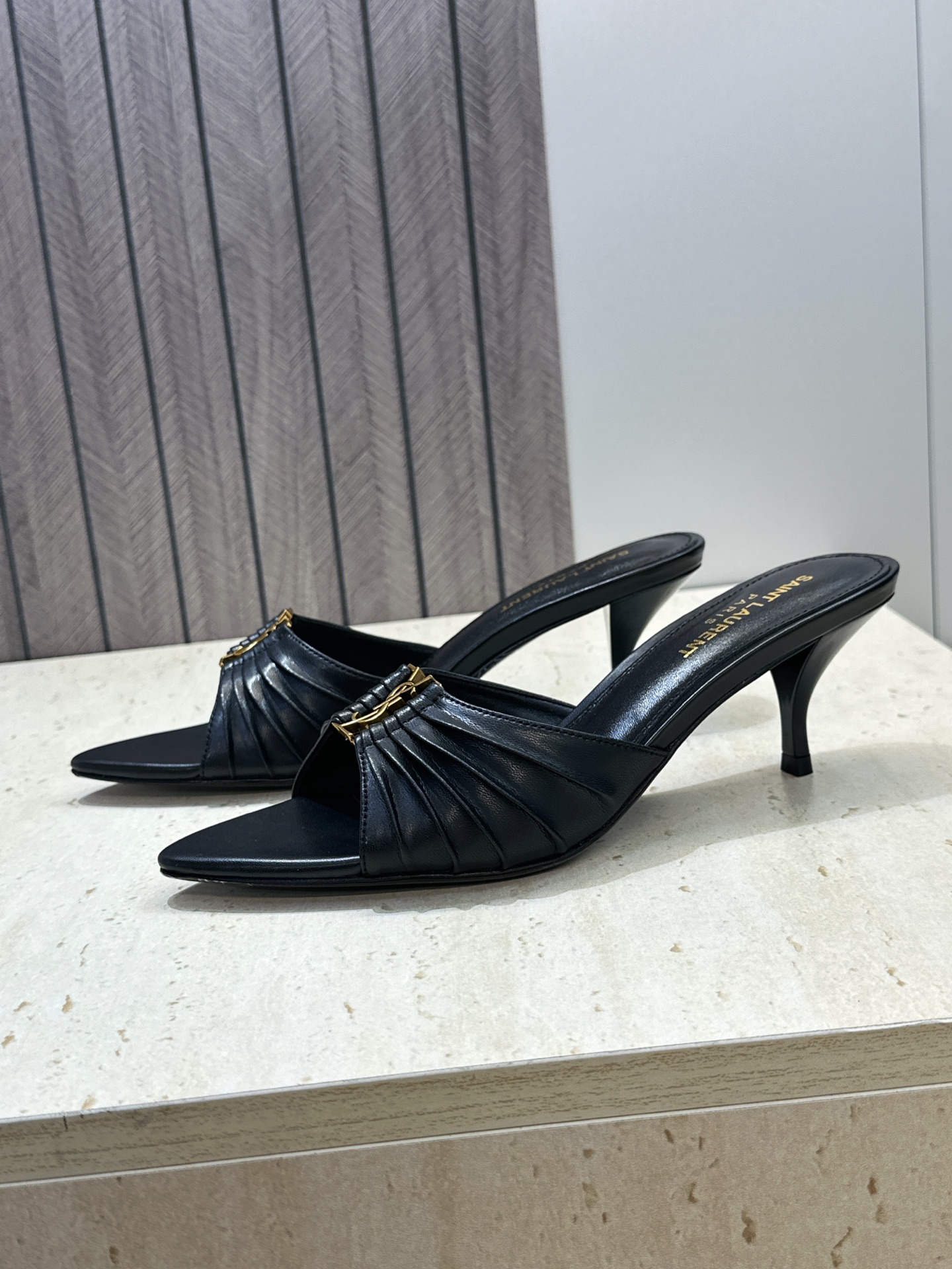 SAINT LAURENT PARIS 圣罗兰2026春夏新款中跟女鞋  YSL字母logo五金扣明星同款细根尖头一字拖