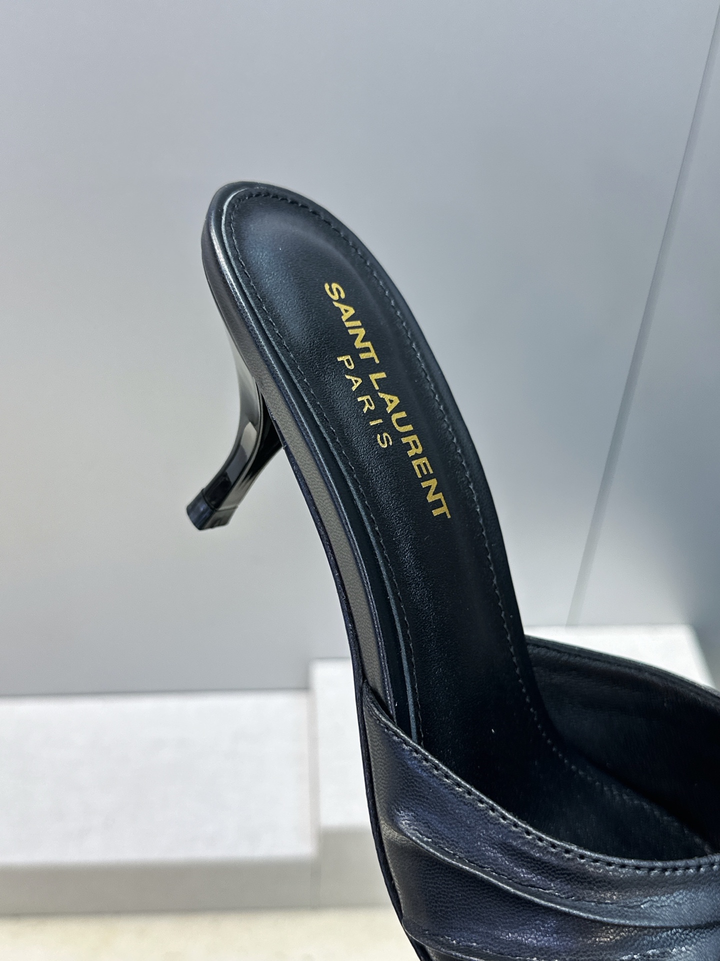 SAINT LAURENT PARIS 圣罗兰2026春夏新款中跟女鞋  YSL字母logo五金扣明星同款细根尖头一字拖