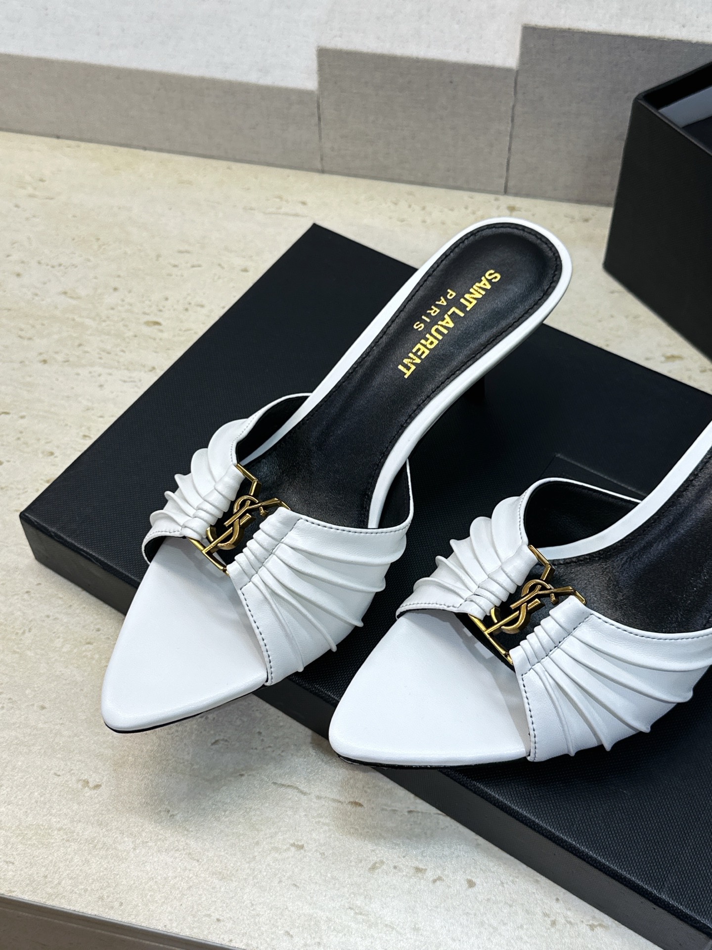 SAINT LAURENT PARIS 圣罗兰2026春夏新款中跟女鞋 YSL字母logo五金扣明星同款细根尖头一字拖 SAINT LAURENT PARIS 圣罗兰2026春夏新款中跟女鞋 YSL字母logo五金扣明星同款细根尖头一字拖