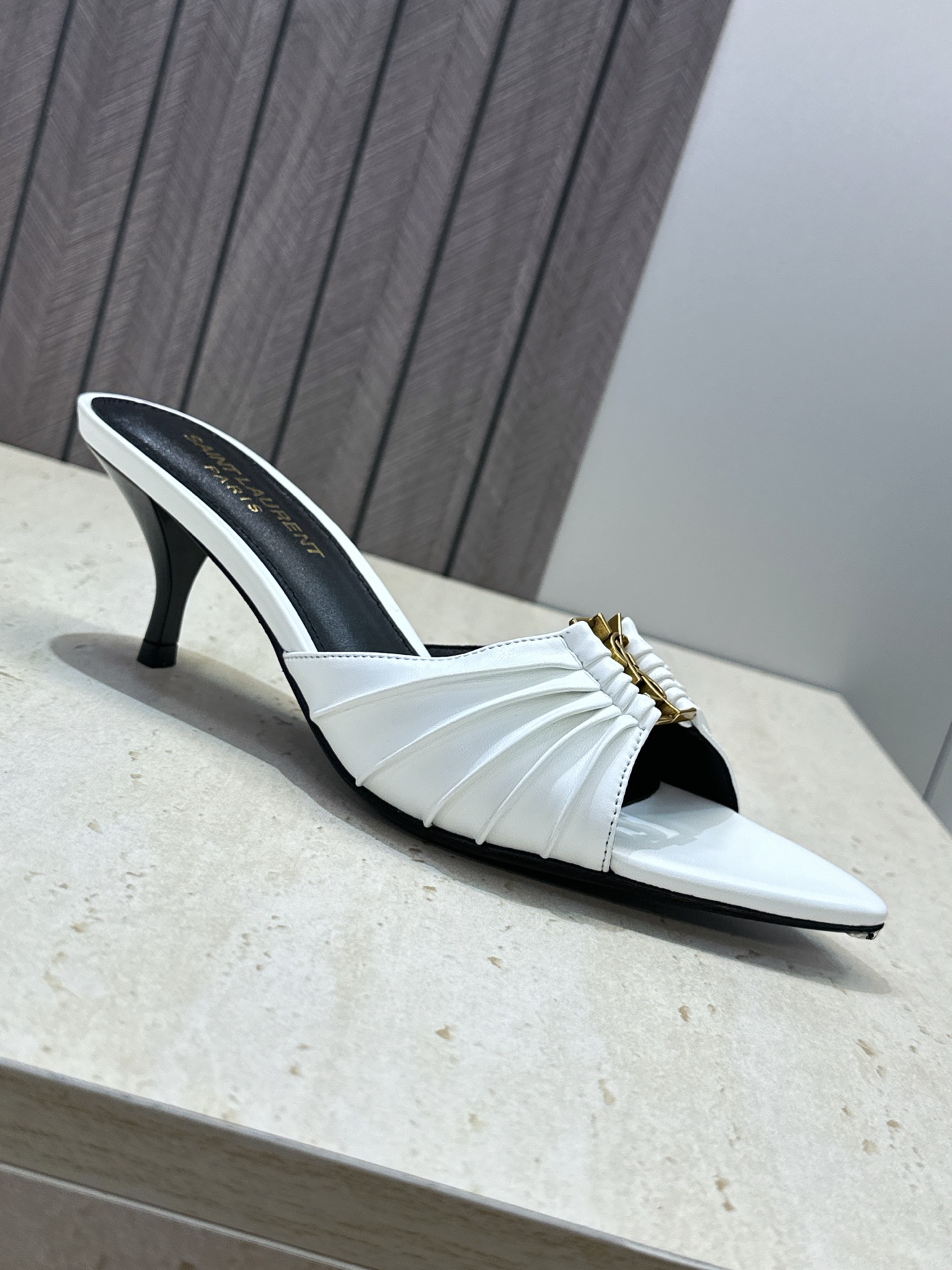 SAINT LAURENT PARIS 圣罗兰2026春夏新款中跟女鞋 YSL字母logo五金扣明星同款细根尖头一字拖 SAINT LAURENT PARIS 圣罗兰2026春夏新款中跟女鞋 YSL字母logo五金扣明星同款细根尖头一字拖
