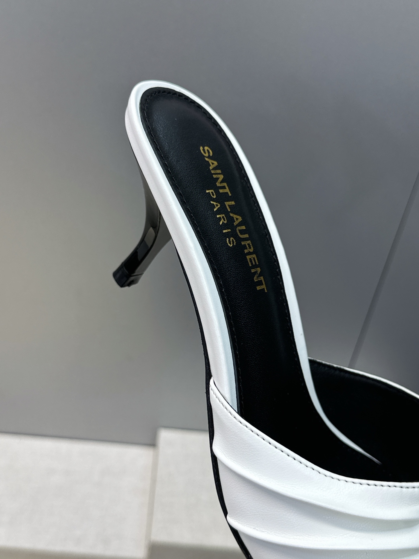 SAINT LAURENT PARIS 圣罗兰2026春夏新款中跟女鞋 YSL字母logo五金扣明星同款细根尖头一字拖 SAINT LAURENT PARIS 圣罗兰2026春夏新款中跟女鞋 YSL字母logo五金扣明星同款细根尖头一字拖