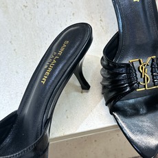 SAINT LAURENT PARIS 圣罗兰2026春夏新款中跟女鞋 YSL字母logo五金扣明星同款细根尖头一字拖 SAINT LAURENT PARIS 圣罗兰2026春夏新款中跟女鞋 YSL字母logo五金扣明星同款细根尖头一字拖