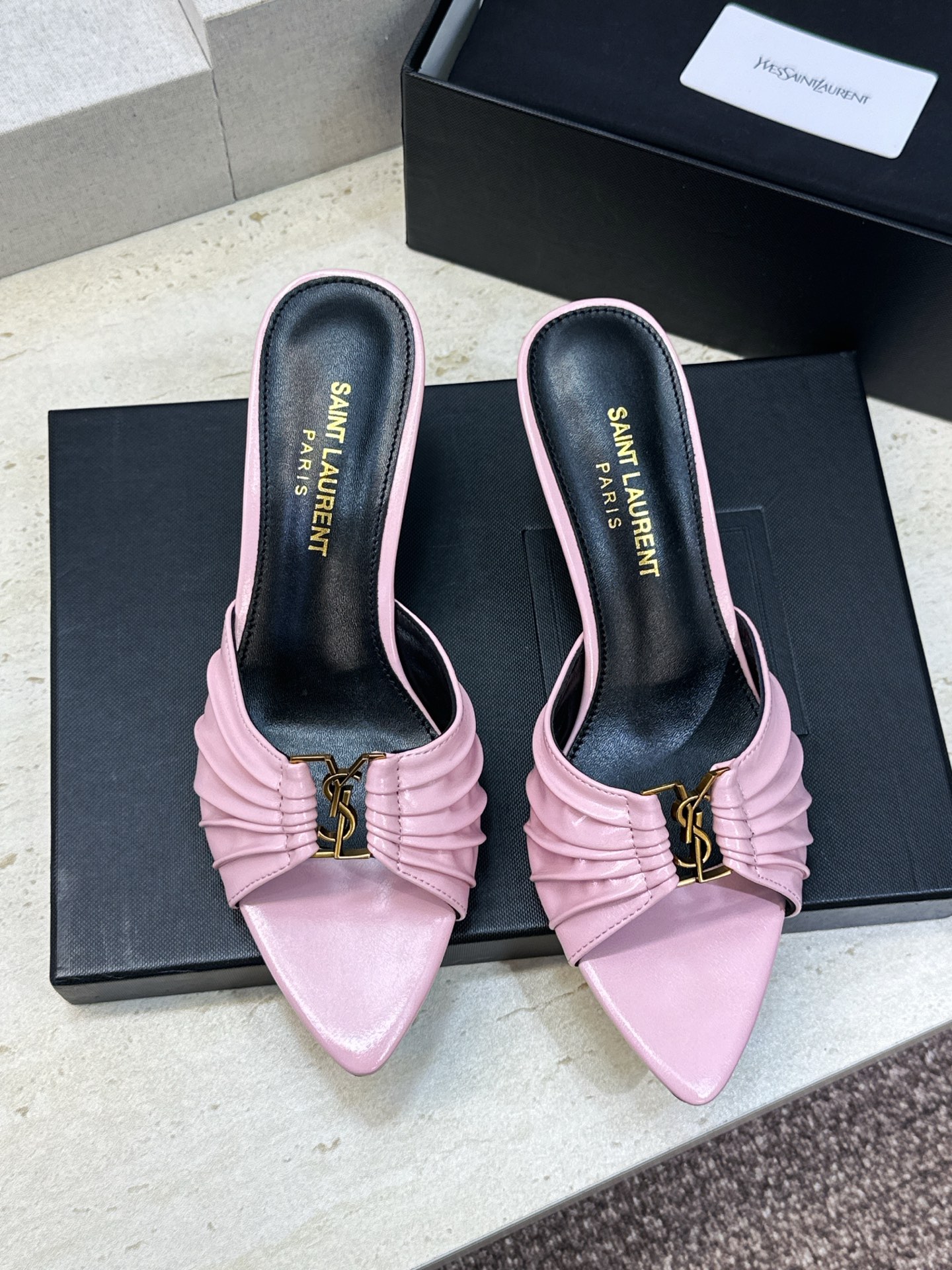 SAINT LAURENT PARIS 圣罗兰2026春夏新款中跟女鞋 YSL字母logo五金扣明星同款细根尖头一字拖 SAINT LAURENT PARIS 圣罗兰2026春夏新款中跟女鞋 YSL字母logo五金扣明星同款细根尖头一字拖