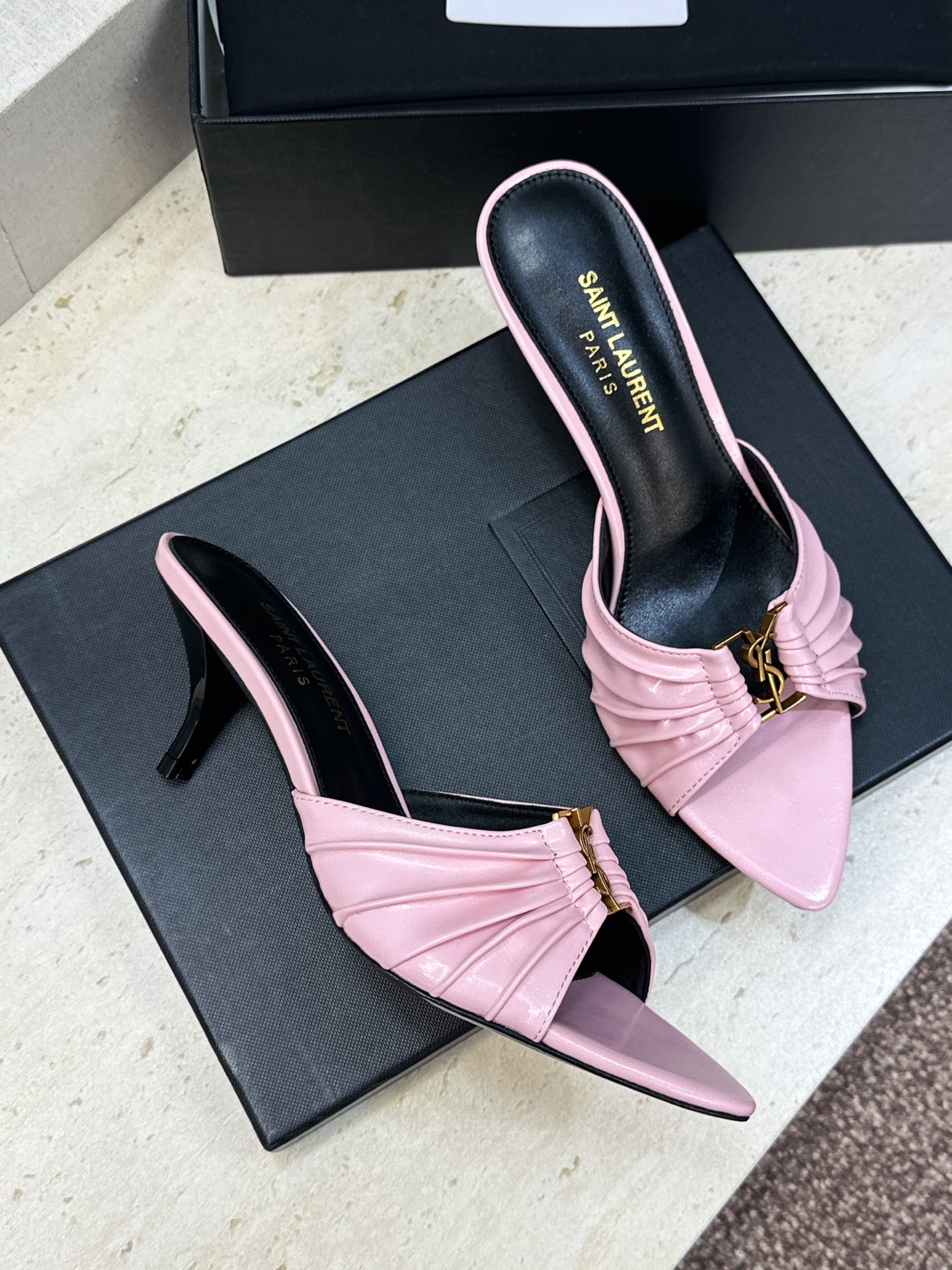 SAINT LAURENT PARIS 圣罗兰2026春夏新款中跟女鞋 YSL字母logo五金扣明星同款细根尖头一字拖 SAINT LAURENT PARIS 圣罗兰2026春夏新款中跟女鞋 YSL字母logo五金扣明星同款细根尖头一字拖