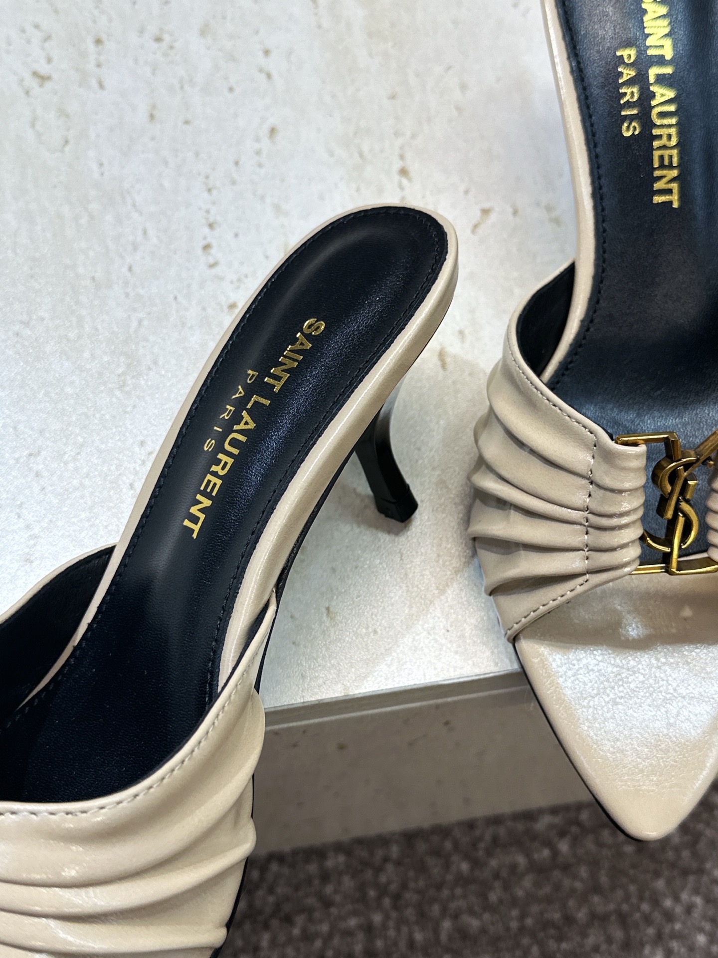 SAINT LAURENT PARIS 圣罗兰2026春夏新款中跟女鞋 YSL字母logo五金扣明星同款细根尖头一字拖 SAINT LAURENT PARIS 圣罗兰2026春夏新款中跟女鞋 YSL字母logo五金扣明星同款细根尖头一字拖