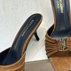 SAINT LAURENT PARIS 圣罗兰2026春夏新款中跟女鞋 YSL字母logo五金扣明星同款细根尖头一字拖 SAINT LAURENT PARIS 圣罗兰2026春夏新款中跟女鞋 YSL字母logo五金扣明星同款细根尖头一字拖