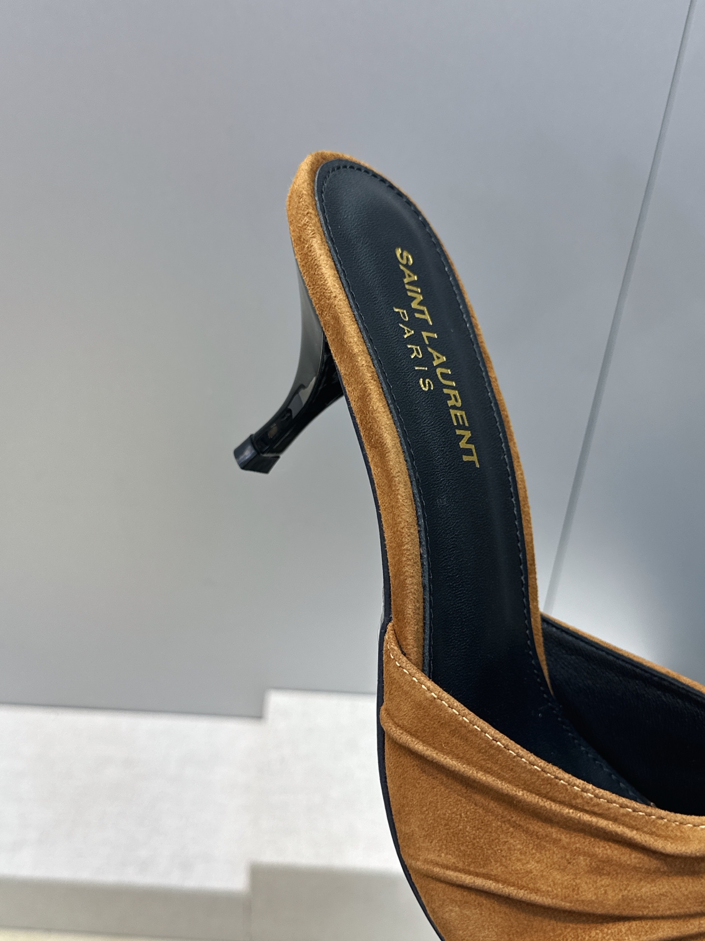 SAINT LAURENT PARIS 圣罗兰2026春夏新款中跟女鞋 YSL字母logo五金扣明星同款细根尖头一字拖 SAINT LAURENT PARIS 圣罗兰2026春夏新款中跟女鞋 YSL字母logo五金扣明星同款细根尖头一字拖