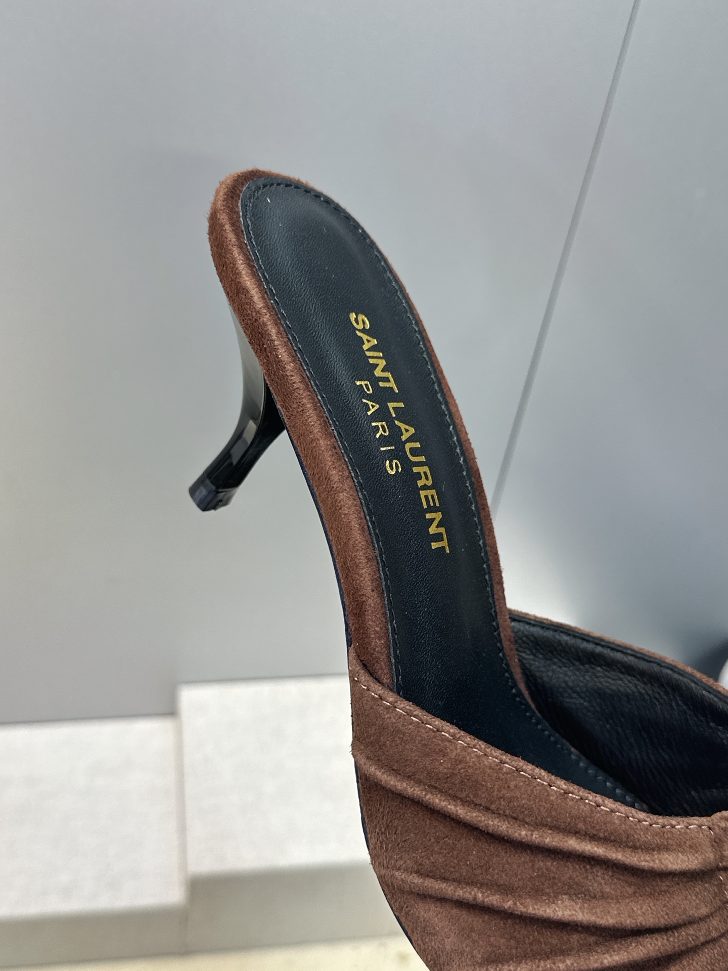 SAINT LAURENT PARIS 圣罗兰2026春夏新款中跟女鞋 YSL字母logo五金扣明星同款细根尖头一字拖 SAINT LAURENT PARIS 圣罗兰2026春夏新款中跟女鞋 YSL字母logo五金扣明星同款细根尖头一字拖