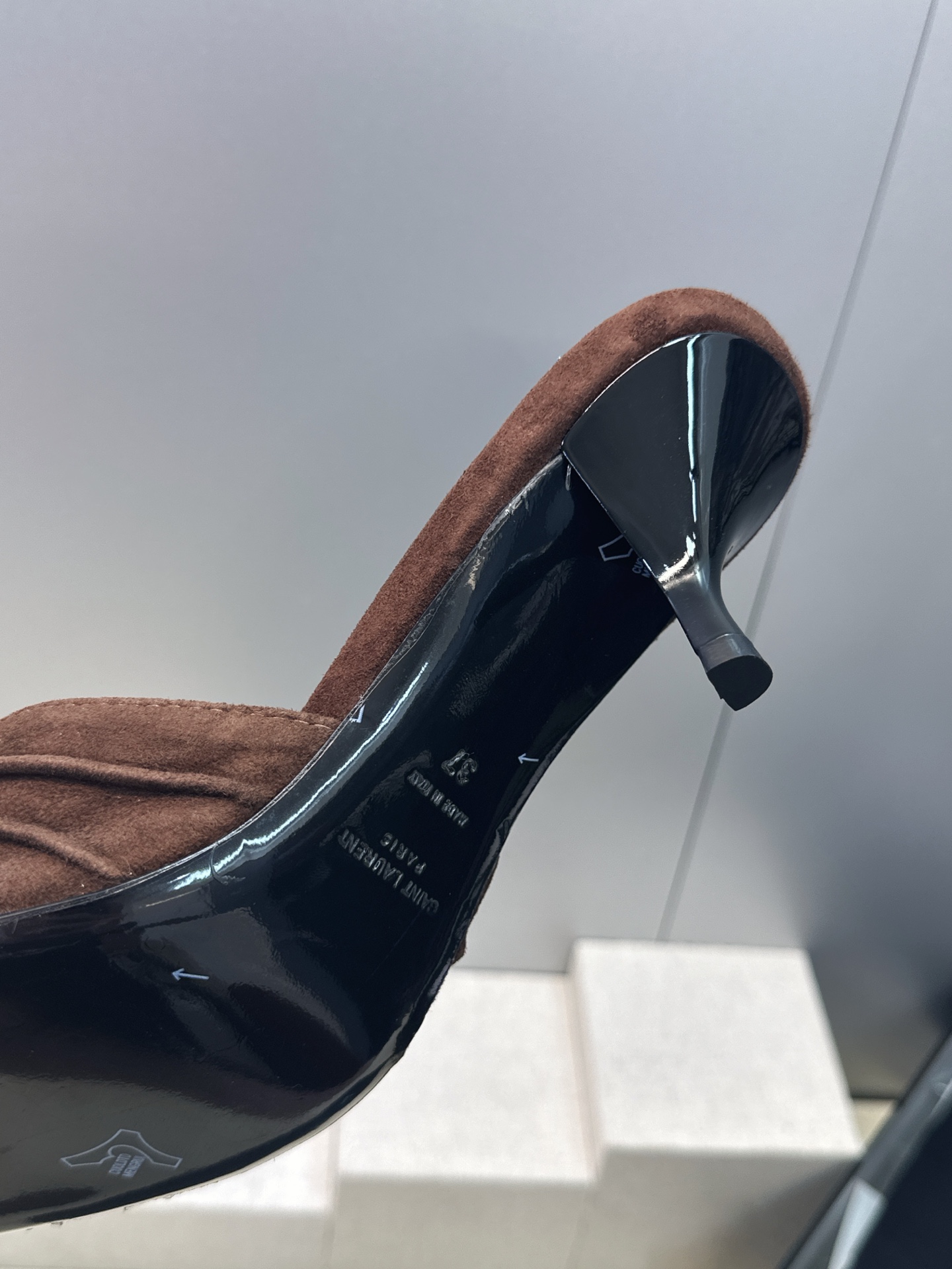 SAINT LAURENT PARIS 圣罗兰2026春夏新款中跟女鞋 YSL字母logo五金扣明星同款细根尖头一字拖 SAINT LAURENT PARIS 圣罗兰2026春夏新款中跟女鞋 YSL字母logo五金扣明星同款细根尖头一字拖