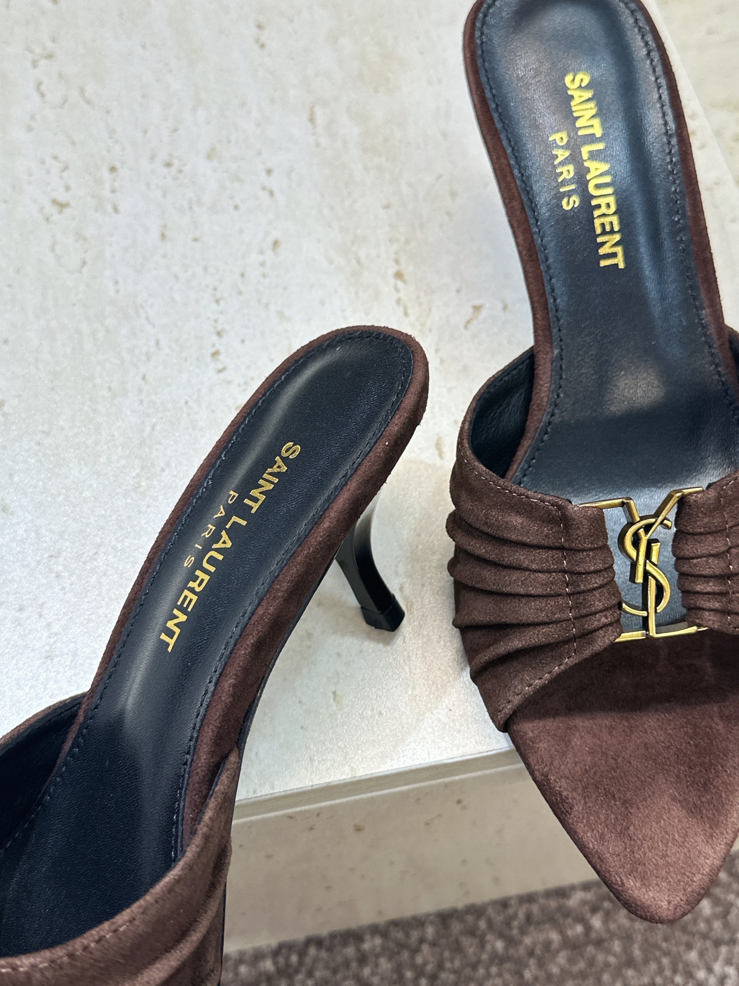SAINT LAURENT PARIS 圣罗兰2026春夏新款中跟女鞋 YSL字母logo五金扣明星同款细根尖头一字拖 SAINT LAURENT PARIS 圣罗兰2026春夏新款中跟女鞋 YSL字母logo五金扣明星同款细根尖头一字拖