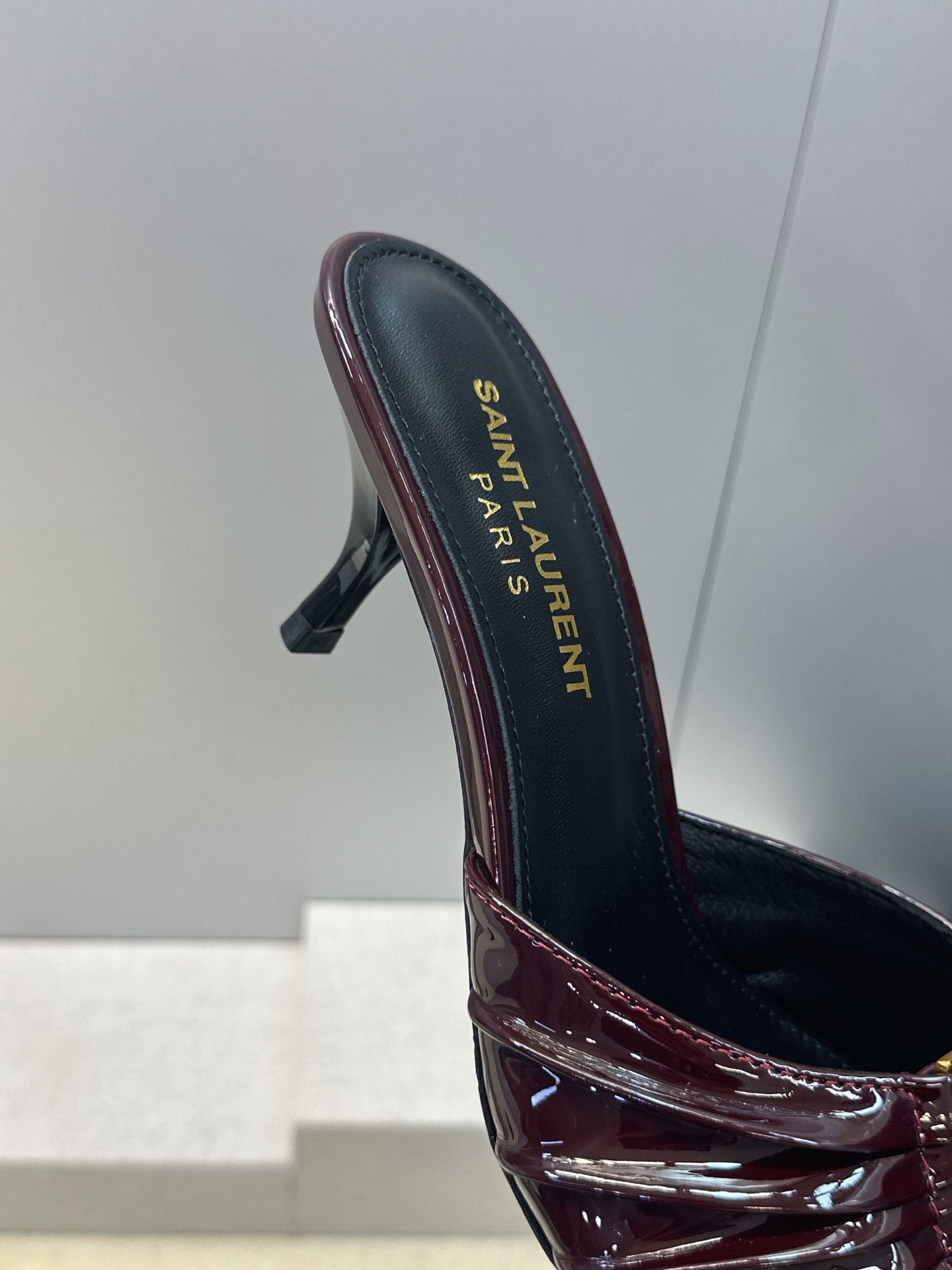 SAINT LAURENT PARIS 圣罗兰2026春夏新款中跟女鞋  YSL字母logo五金扣明星同款细根尖头一字拖