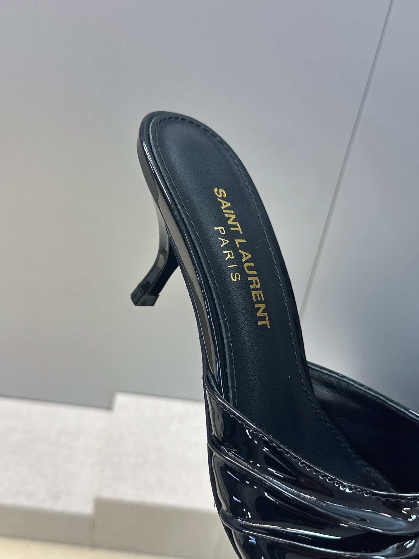 SAINT LAURENT PARIS 圣罗兰2026春夏新款中跟女鞋  YSL字母logo五金扣明星同款细根尖头一字拖
