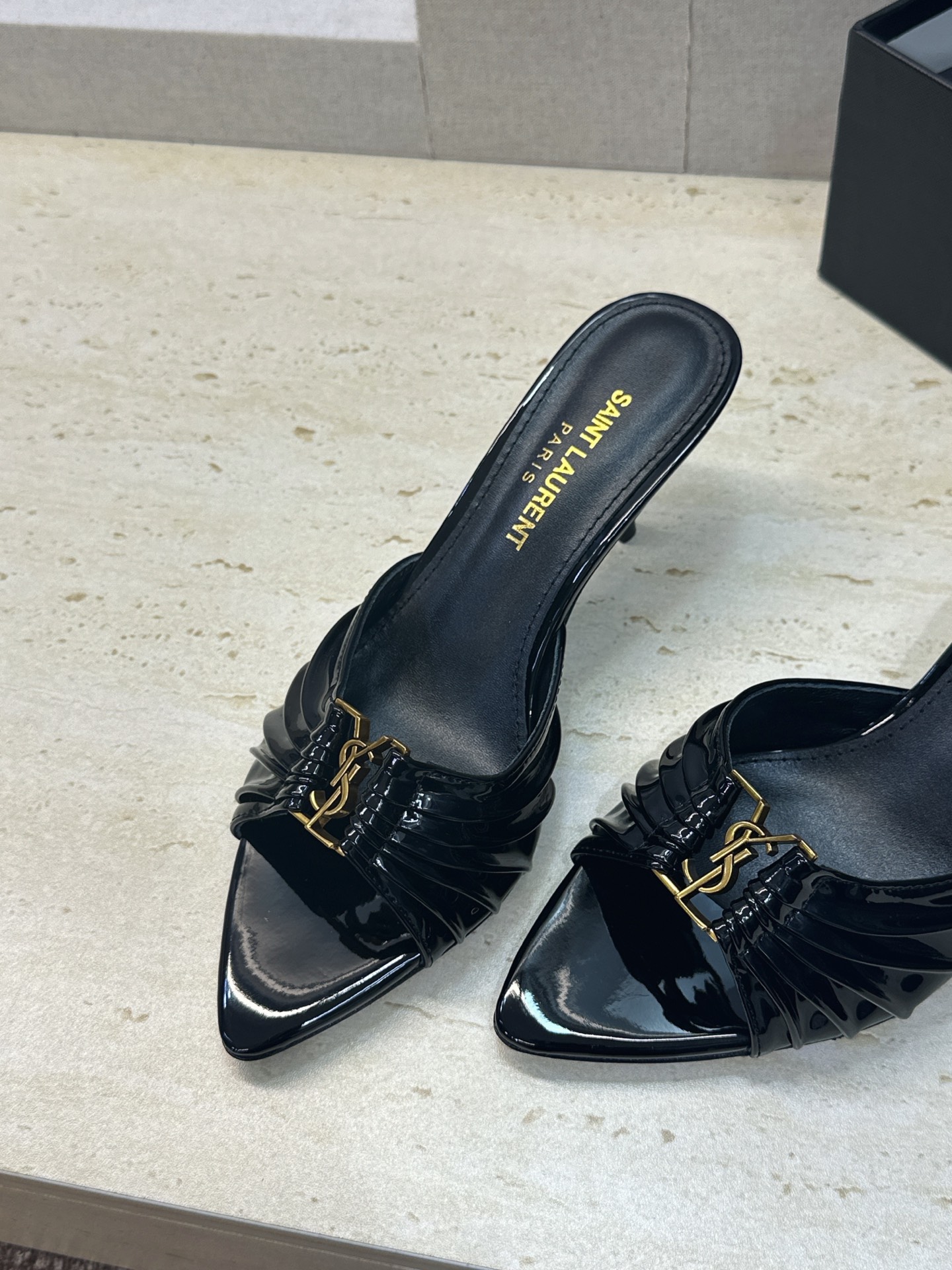 SAINT LAURENT PARIS 圣罗兰2026春夏新款中跟女鞋  YSL字母logo五金扣明星同款细根尖头一字拖
