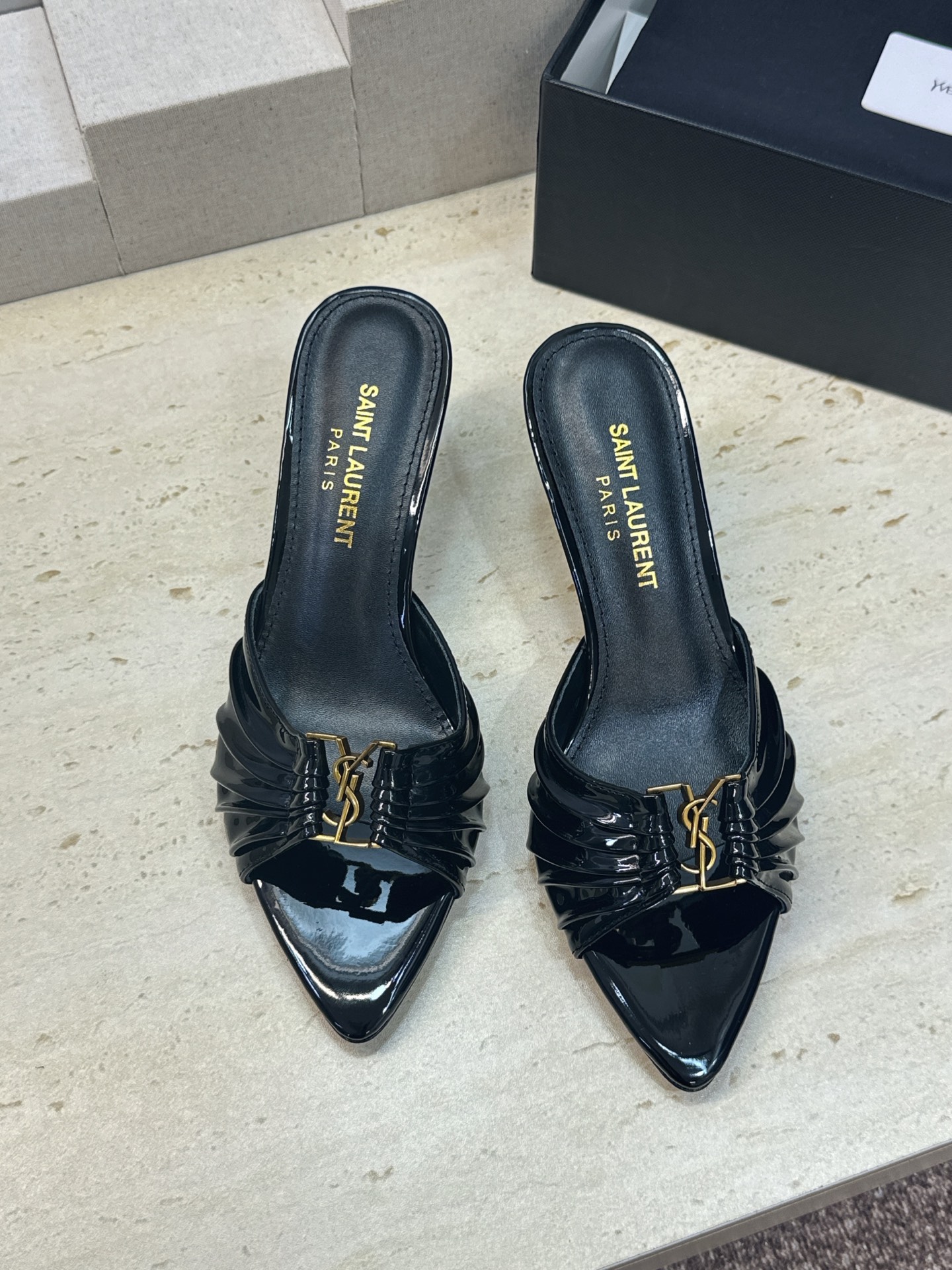 SAINT LAURENT PARIS 圣罗兰2026春夏新款中跟女鞋  YSL字母logo五金扣明星同款细根尖头一字拖