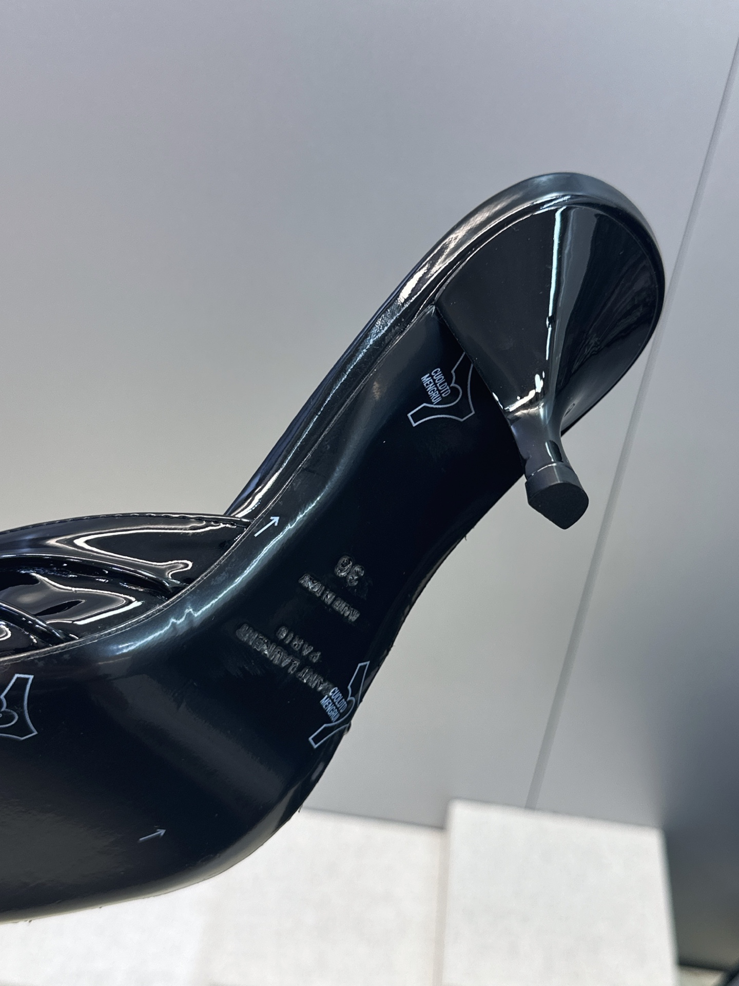 SAINT LAURENT PARIS 圣罗兰2026春夏新款中跟女鞋  YSL字母logo五金扣明星同款细根尖头一字拖
