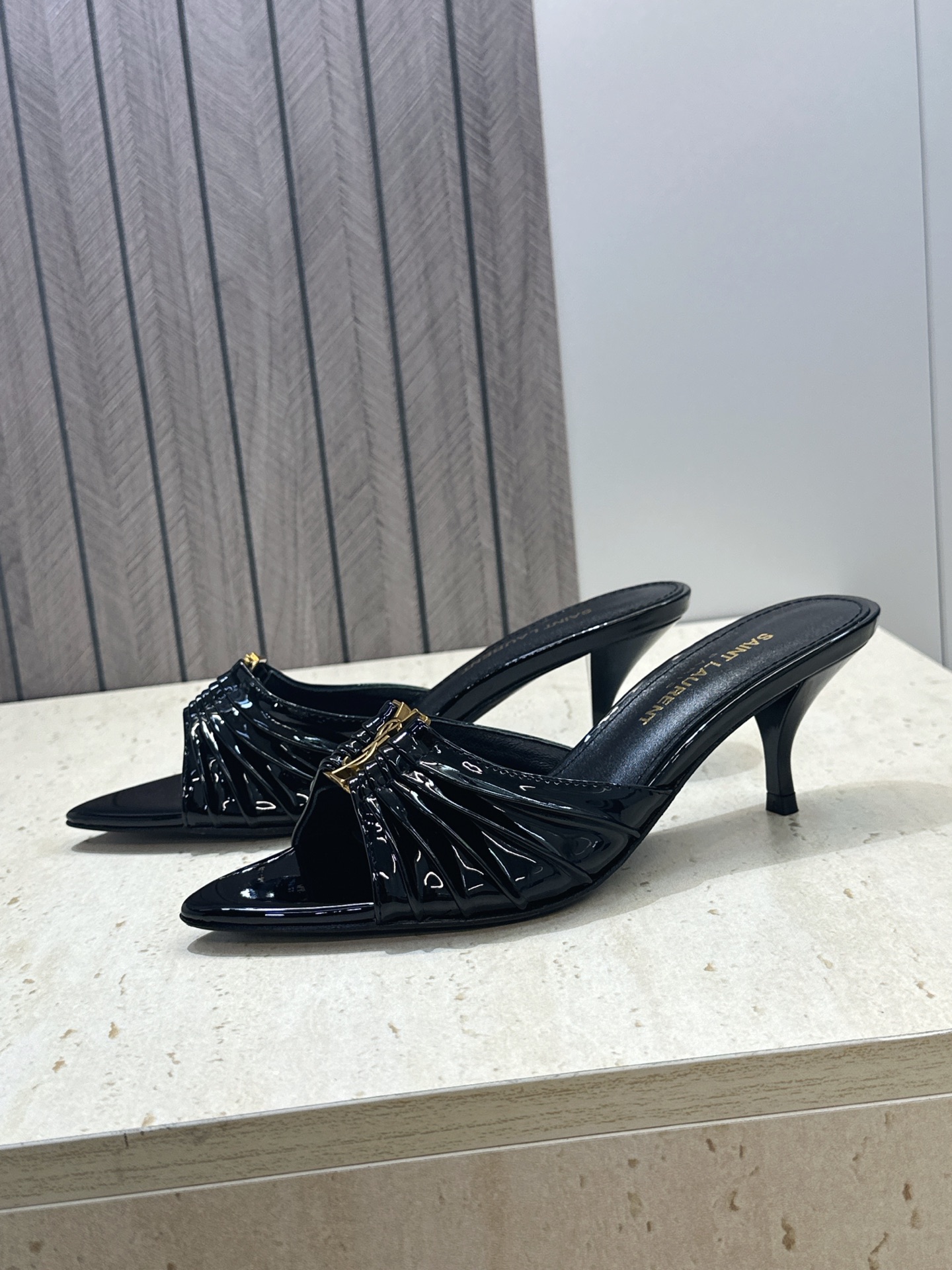 SAINT LAURENT PARIS 圣罗兰2026春夏新款中跟女鞋  YSL字母logo五金扣明星同款细根尖头一字拖