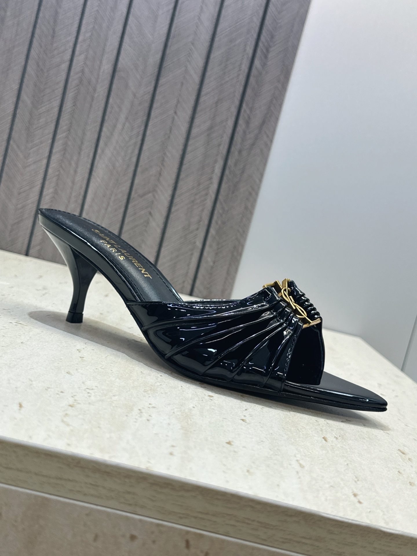 SAINT LAURENT PARIS 圣罗兰2026春夏新款中跟女鞋  YSL字母logo五金扣明星同款细根尖头一字拖