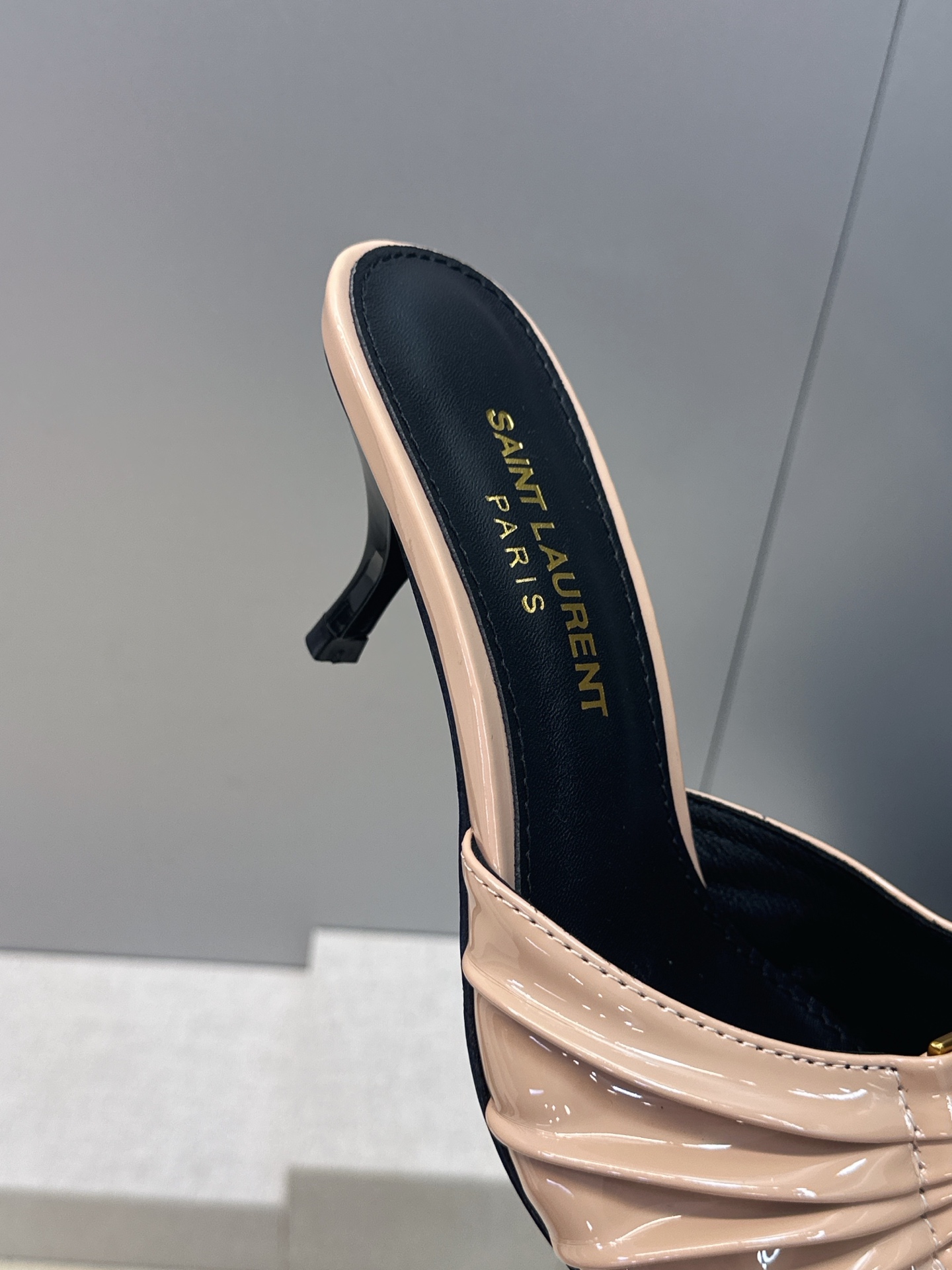 SAINT LAURENT PARIS 圣罗兰2026春夏新款中跟女鞋 YSL字母logo五金扣明星同款细根尖头一字拖 SAINT LAURENT PARIS 圣罗兰2026春夏新款中跟女鞋 YSL字母logo五金扣明星同款细根尖头一字拖