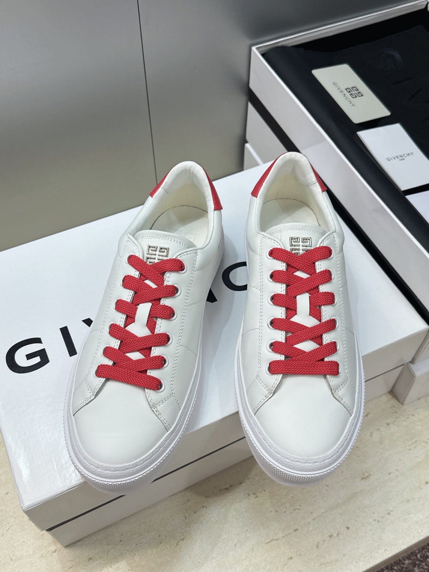 男士+20 顶级版 GIVENCHY 2026春夏经典情侣款系带四季休闲鞋 纪梵希印花字母logo五金扣平底圆头低帮拼色 男士+20 顶级版 GIVENCHY 2026春夏经典情侣款系带四季休闲鞋 纪梵希印花字母logo五金扣平底圆头低帮拼色