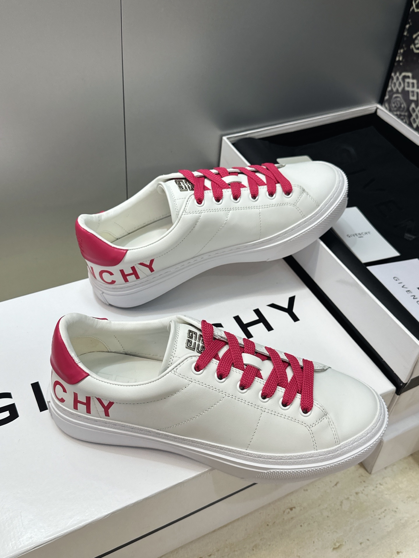 男士+20 顶级版 GIVENCHY 2026春夏经典情侣款系带四季休闲鞋 纪梵希印花字母logo五金扣平底圆头低帮拼色 男士+20 顶级版 GIVENCHY 2026春夏经典情侣款系带四季休闲鞋 纪梵希印花字母logo五金扣平底圆头低帮拼色