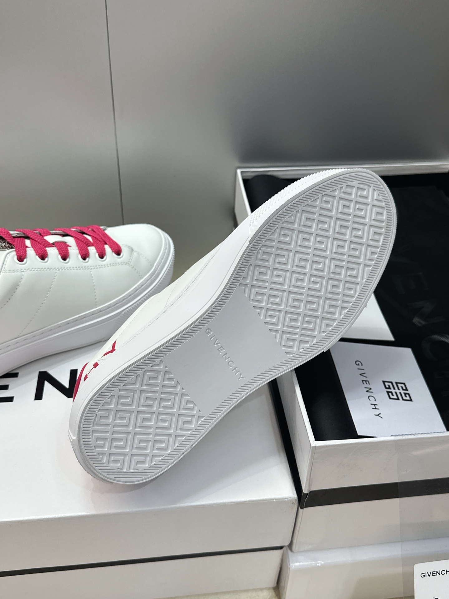 男士+20 顶级版 GIVENCHY 2026春夏经典情侣款系带四季休闲鞋 纪梵希印花字母logo五金扣平底圆头低帮拼色 男士+20 顶级版 GIVENCHY 2026春夏经典情侣款系带四季休闲鞋 纪梵希印花字母logo五金扣平底圆头低帮拼色