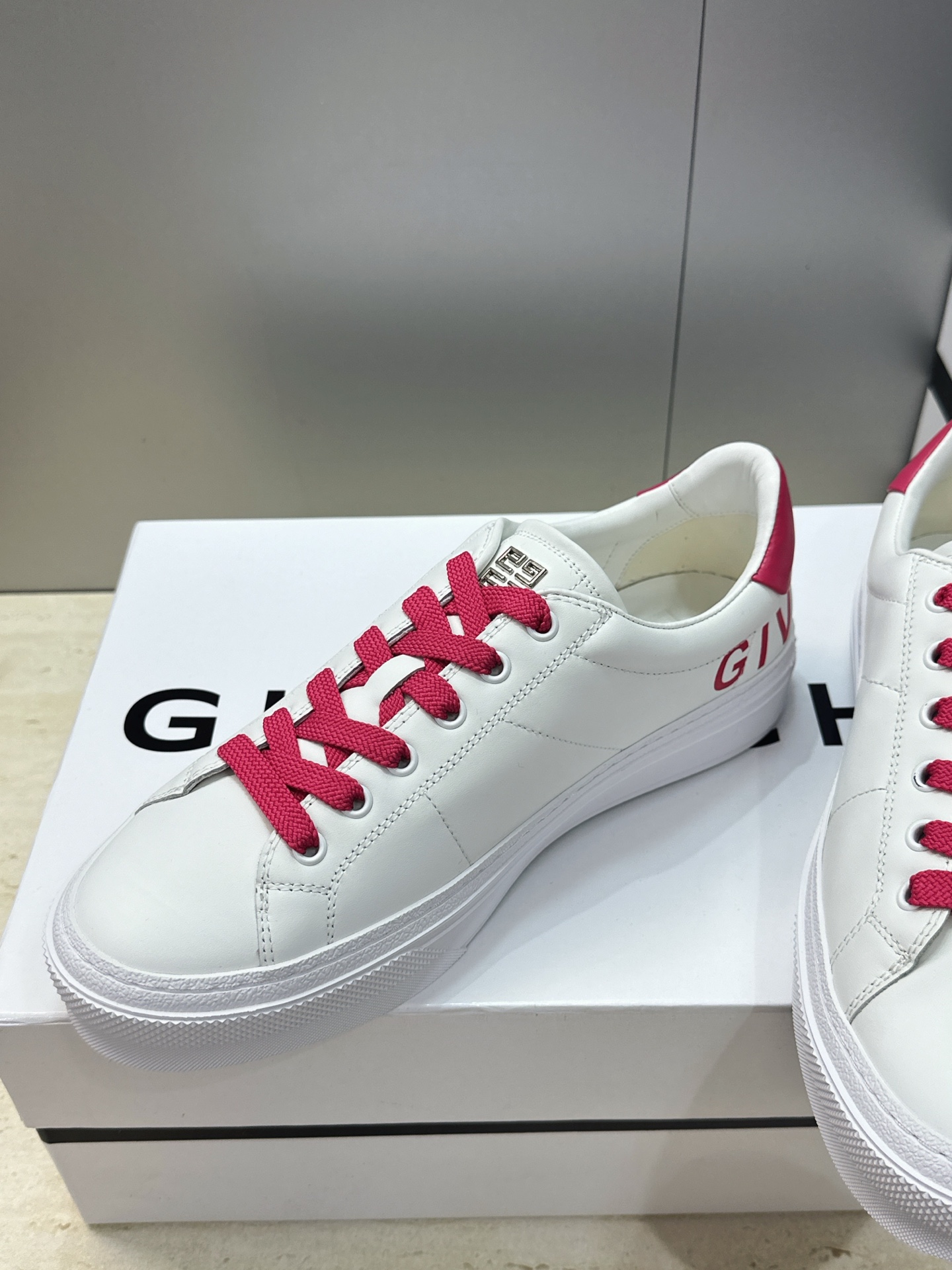 男士+20 顶级版 GIVENCHY 2026春夏经典情侣款系带四季休闲鞋 纪梵希印花字母logo五金扣平底圆头低帮拼色 男士+20 顶级版 GIVENCHY 2026春夏经典情侣款系带四季休闲鞋 纪梵希印花字母logo五金扣平底圆头低帮拼色