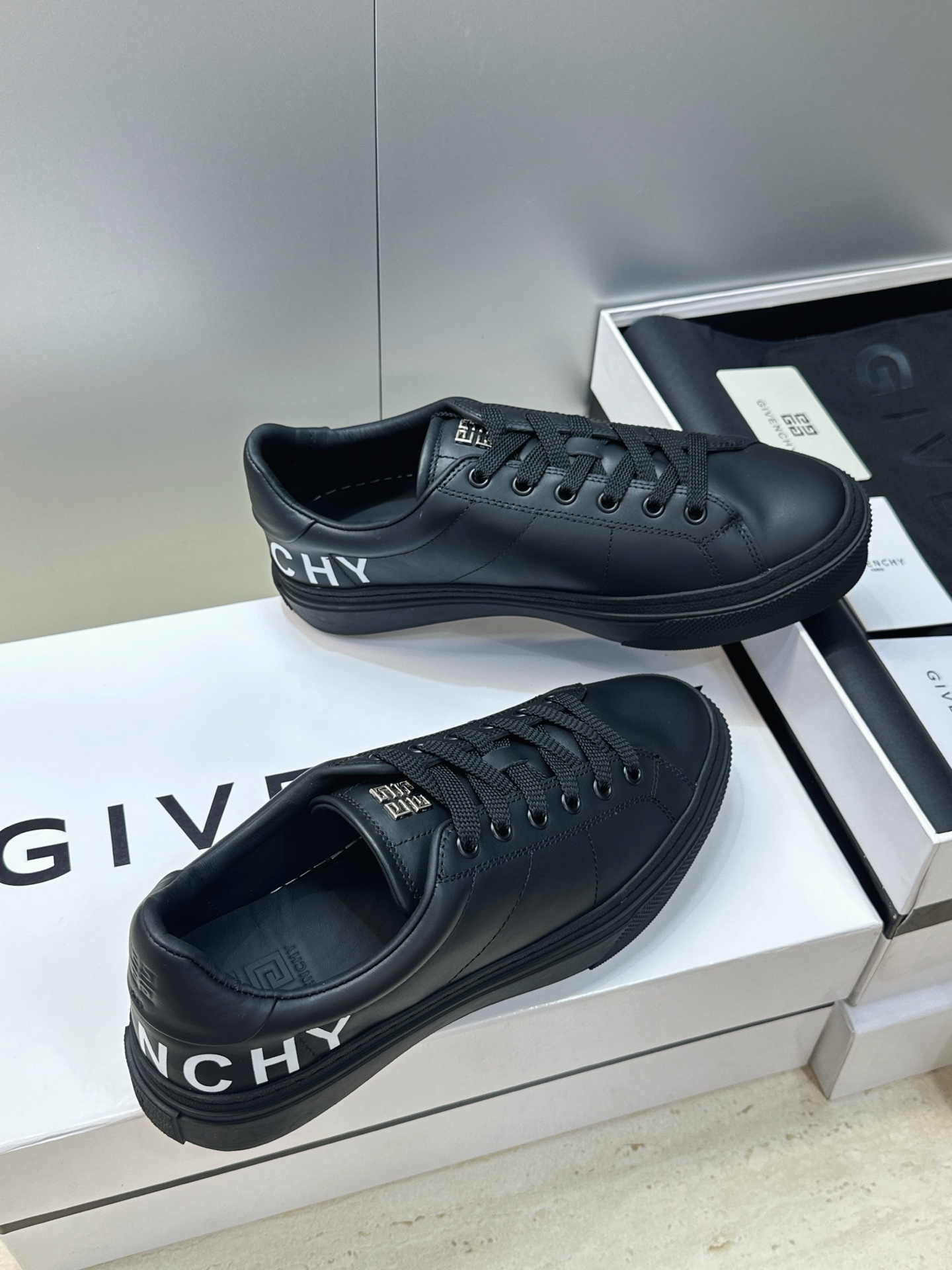 男士+20 顶级版 GIVENCHY 2026春夏经典情侣款系带四季休闲鞋 纪梵希印花字母logo五金扣平底圆头低帮拼色 男士+20 顶级版 GIVENCHY 2026春夏经典情侣款系带四季休闲鞋 纪梵希印花字母logo五金扣平底圆头低帮拼色