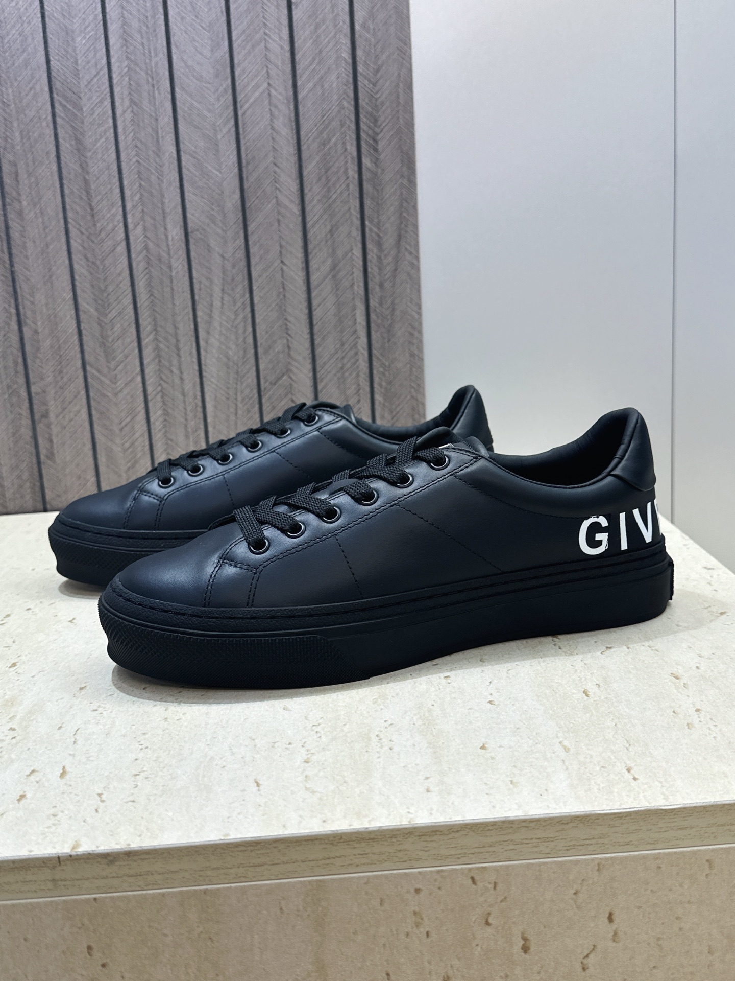 男士+20 顶级版 GIVENCHY 2026春夏经典情侣款系带四季休闲鞋 纪梵希印花字母logo五金扣平底圆头低帮拼色 男士+20 顶级版 GIVENCHY 2026春夏经典情侣款系带四季休闲鞋 纪梵希印花字母logo五金扣平底圆头低帮拼色