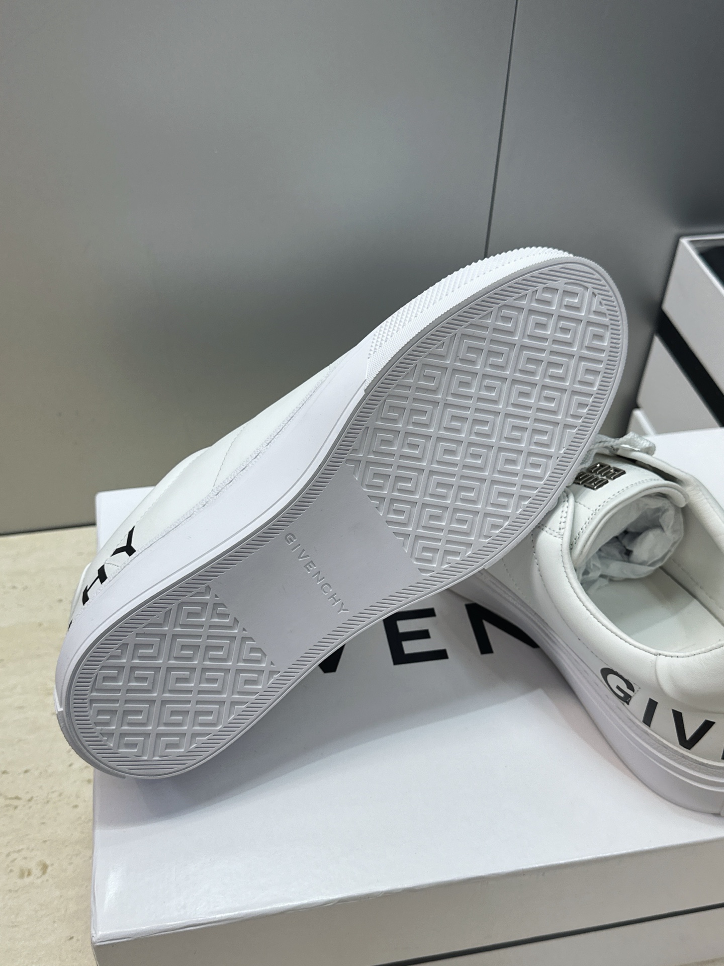 男士+20 顶级版 GIVENCHY 2026春夏经典情侣款系带四季休闲鞋 纪梵希印花字母logo五金扣平底圆头低帮拼色 男士+20 顶级版 GIVENCHY 2026春夏经典情侣款系带四季休闲鞋 纪梵希印花字母logo五金扣平底圆头低帮拼色