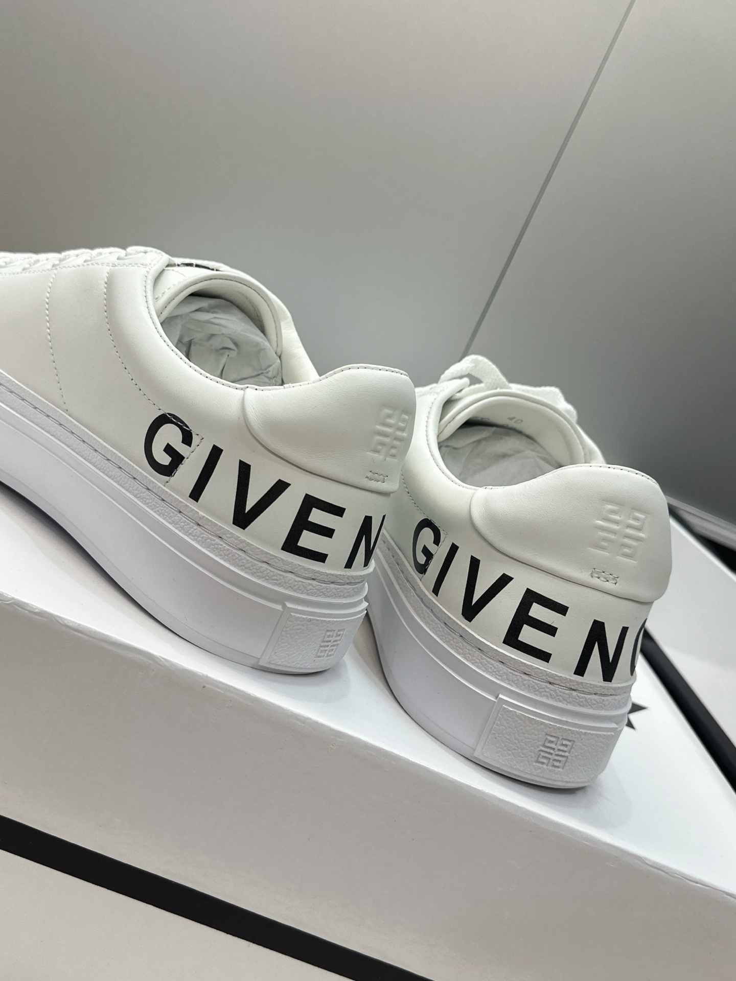 男士+20 顶级版 GIVENCHY 2026春夏经典情侣款系带四季休闲鞋 纪梵希印花字母logo五金扣平底圆头低帮拼色 男士+20 顶级版 GIVENCHY 2026春夏经典情侣款系带四季休闲鞋 纪梵希印花字母logo五金扣平底圆头低帮拼色