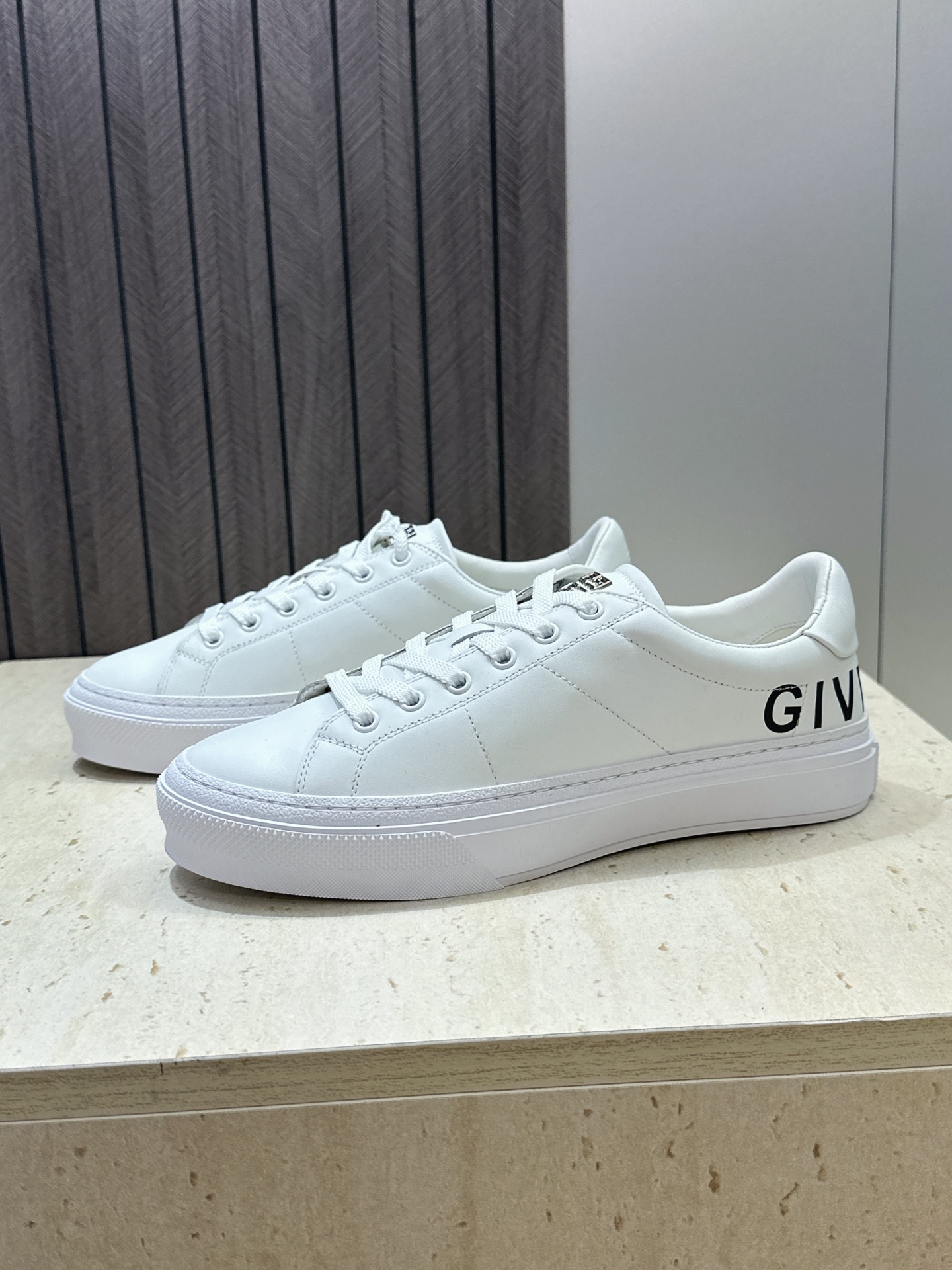 男士+20 顶级版 GIVENCHY 2026春夏经典情侣款系带四季休闲鞋 纪梵希印花字母logo五金扣平底圆头低帮拼色 男士+20 顶级版 GIVENCHY 2026春夏经典情侣款系带四季休闲鞋 纪梵希印花字母logo五金扣平底圆头低帮拼色