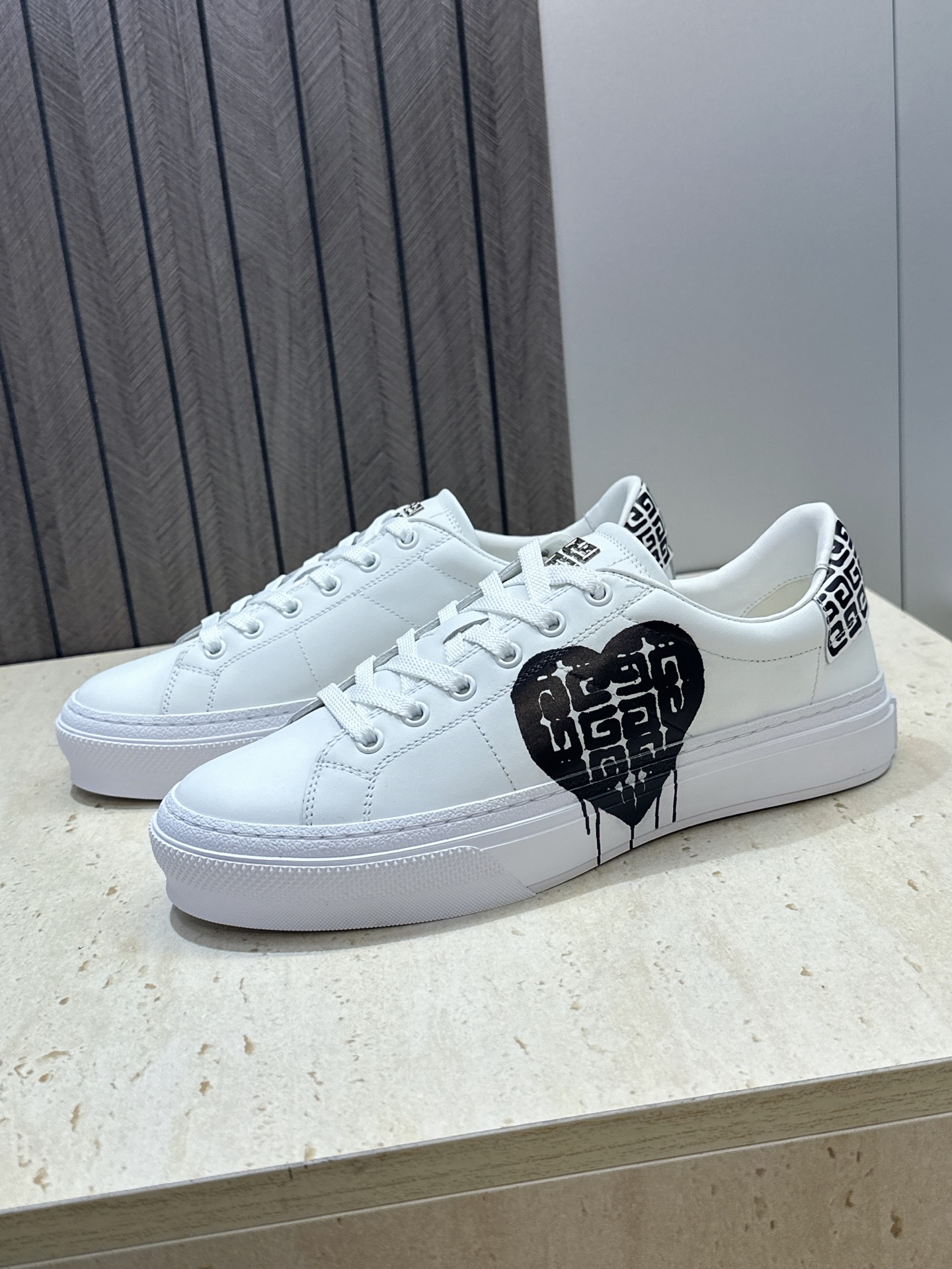 男士+20 顶级版 GIVENCHY 2026春夏经典情侣款系带四季休闲鞋 纪梵希印花字母logo五金扣平底圆头低帮拼色 男士+20 顶级版 GIVENCHY 2026春夏经典情侣款系带四季休闲鞋 纪梵希印花字母logo五金扣平底圆头低帮拼色